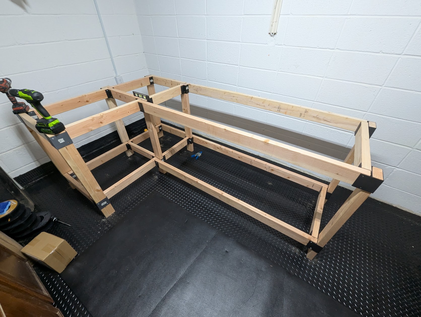 Custom L-Shaped 2x4 Workbench — miniatura 7