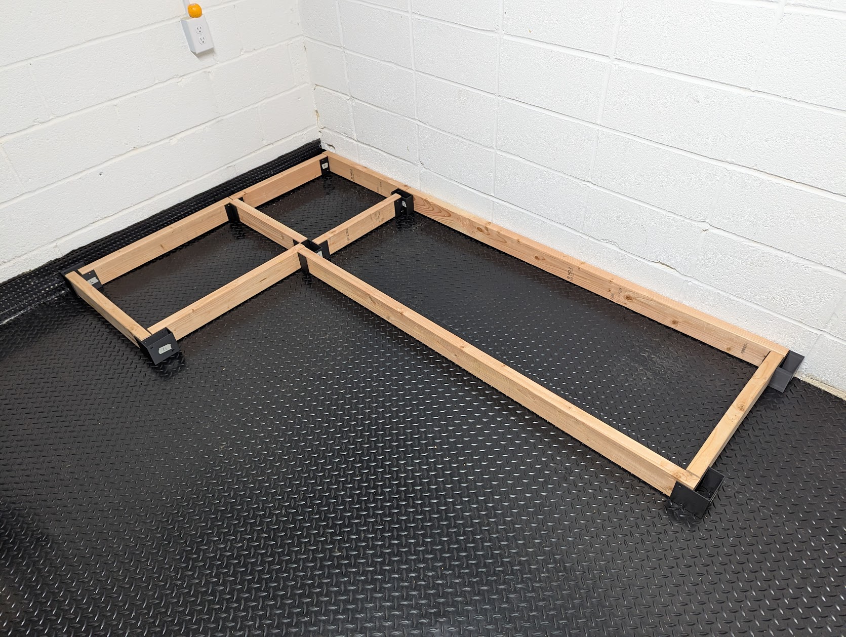 Custom L-Shaped 2x4 Workbench — miniatura 5