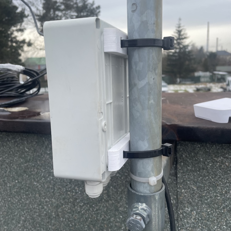 Pole mount for electrical box | Držák instalační krabice na stožár