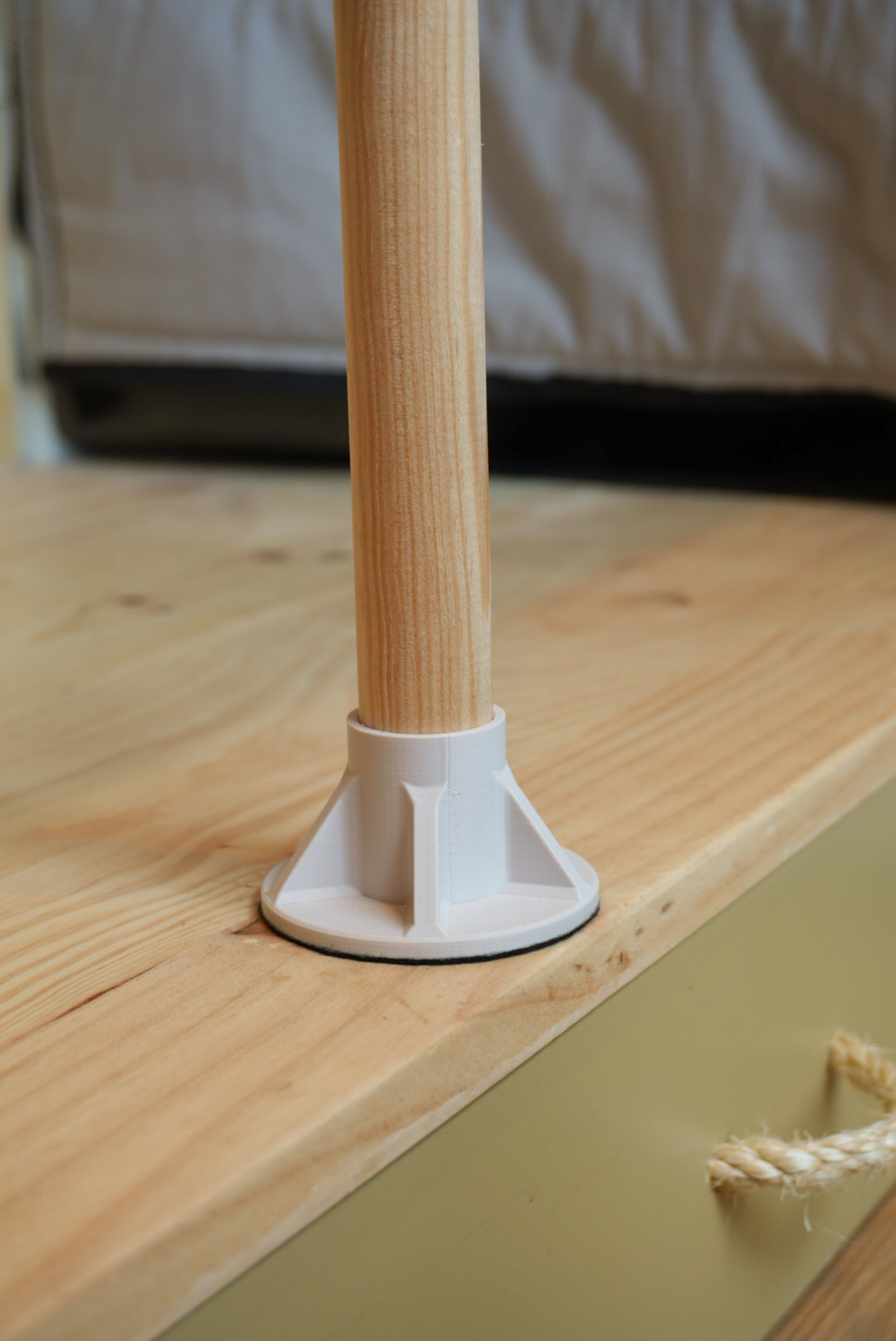 Table leg mounts