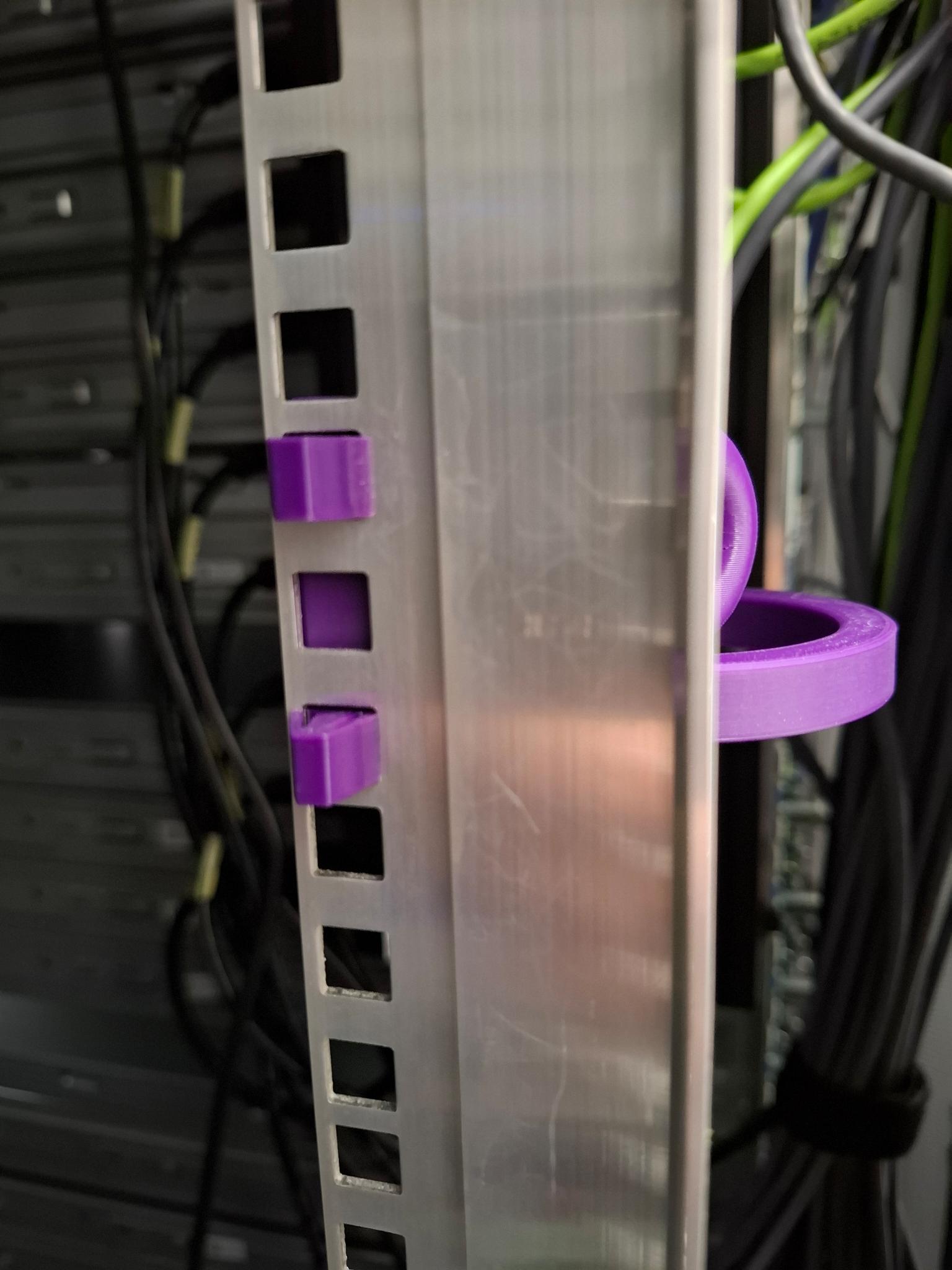 19 inch Server rack clickable cable hook — thumbnail 2