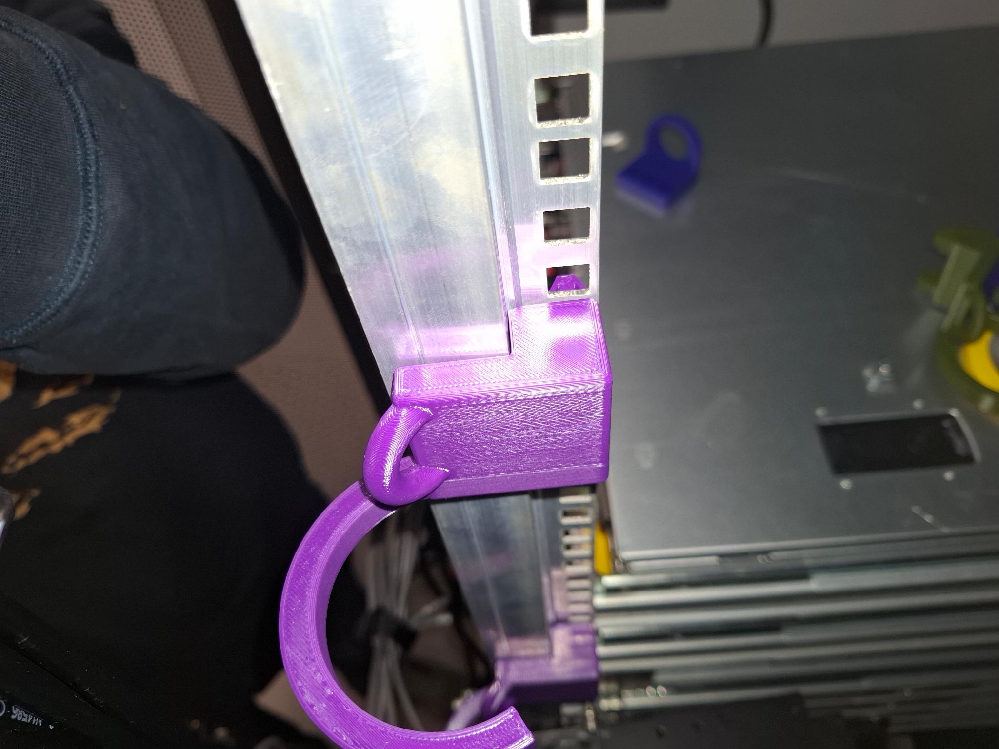 19 inch Server rack clickable cable hook — thumbnail 3