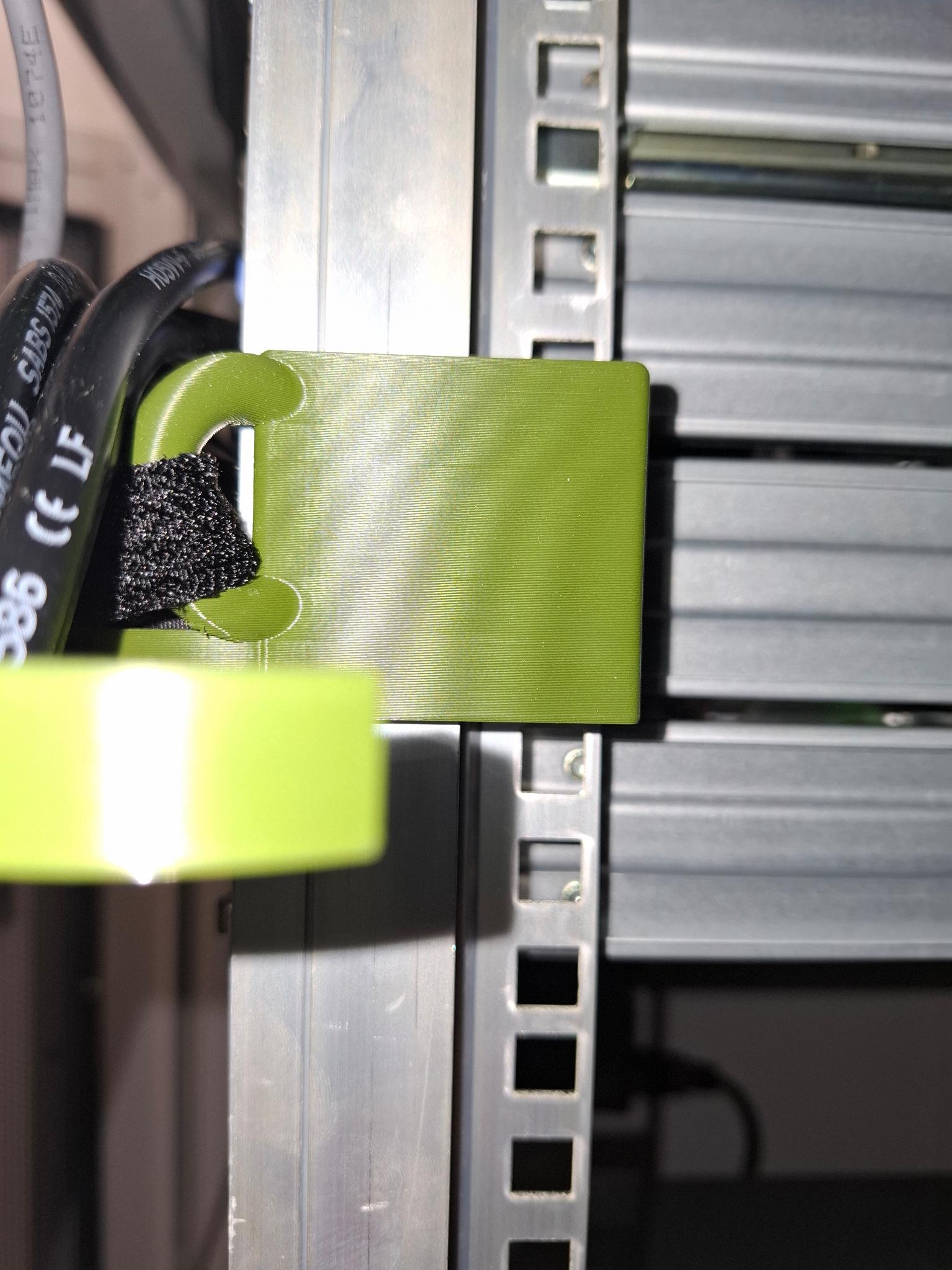 19 inch Server rack clickable cable hook — thumbnail 4