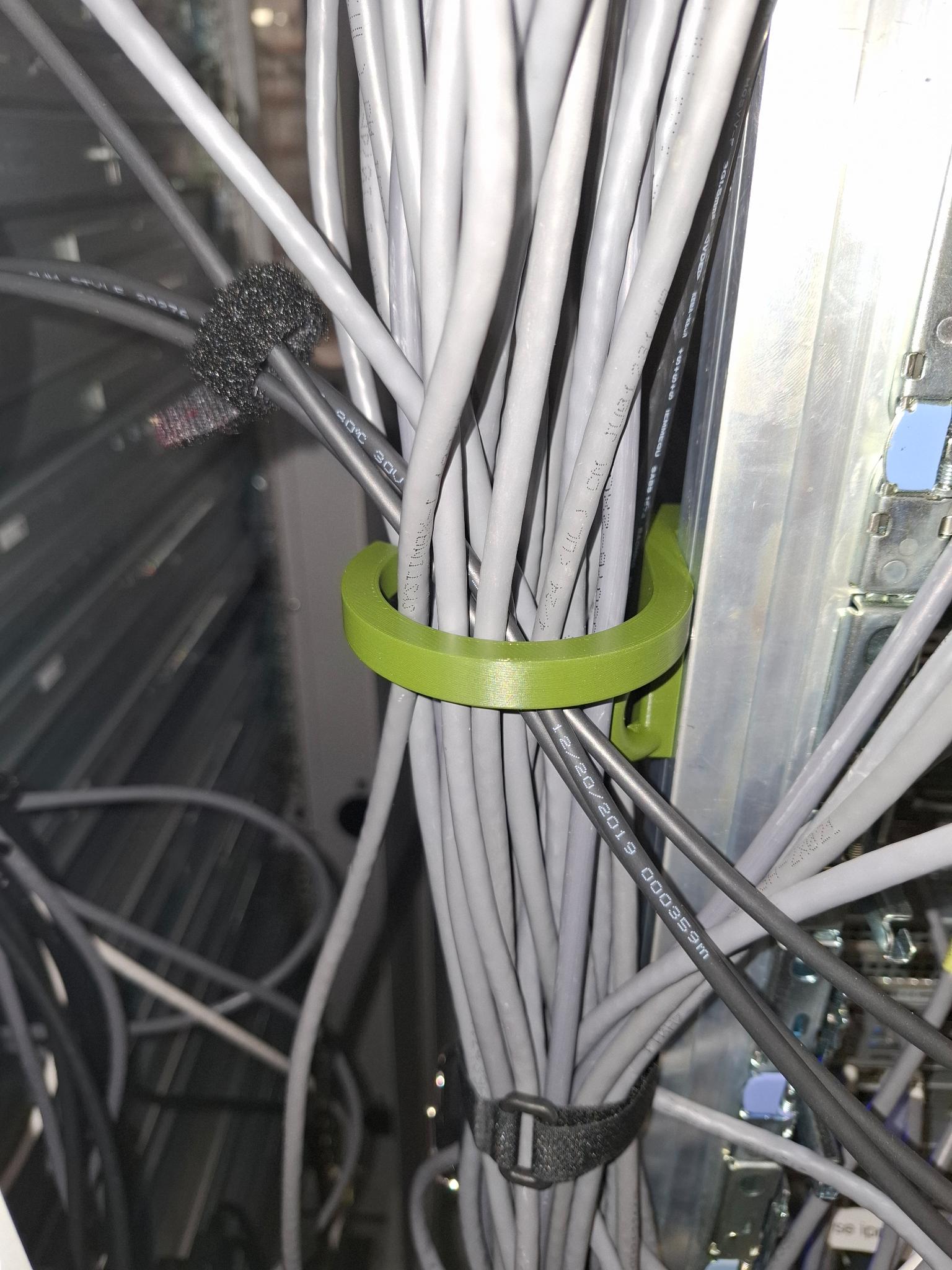 19 inch Server rack clickable cable hook — thumbnail 6