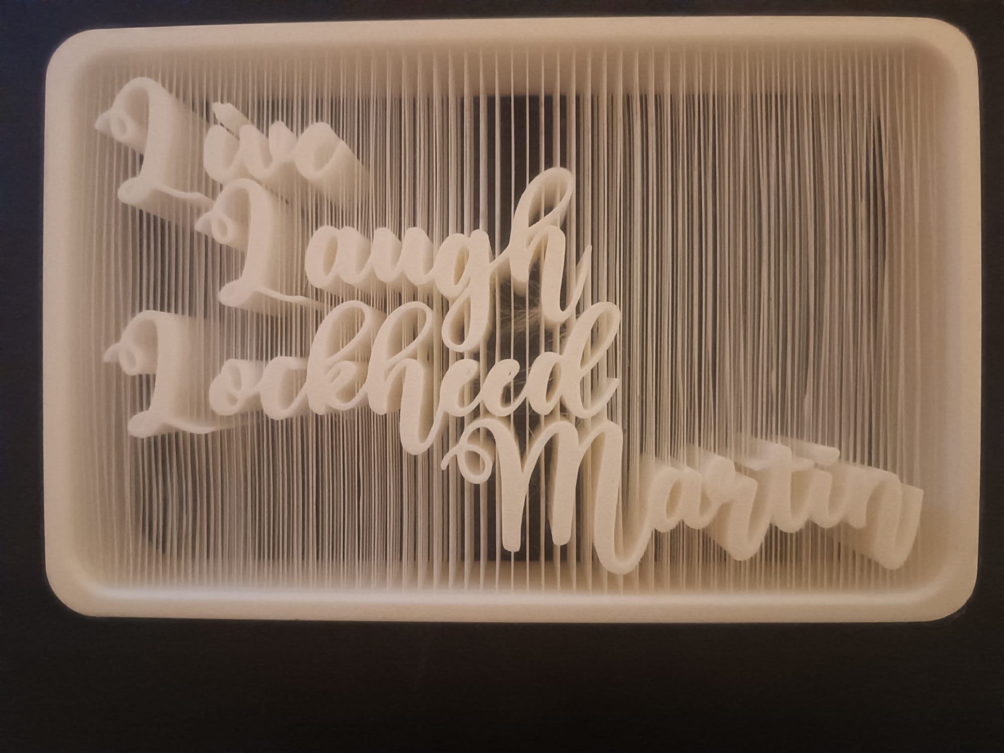 "Canlı, Gül, Lockheed Martin" Askılı İşaret (Sadece Plastik Aparattır!!!)