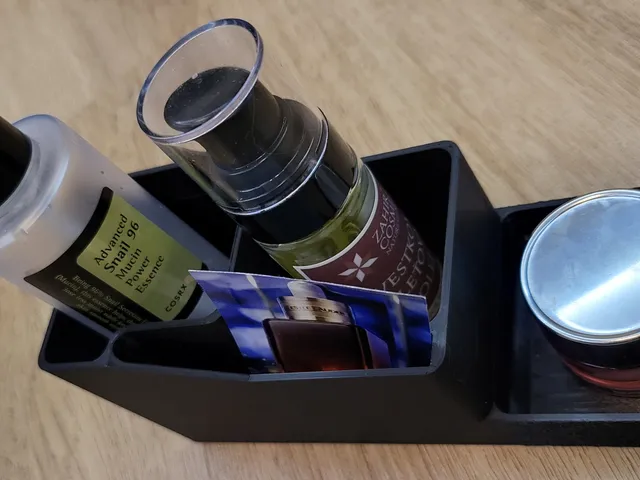 Cosmetics organizer