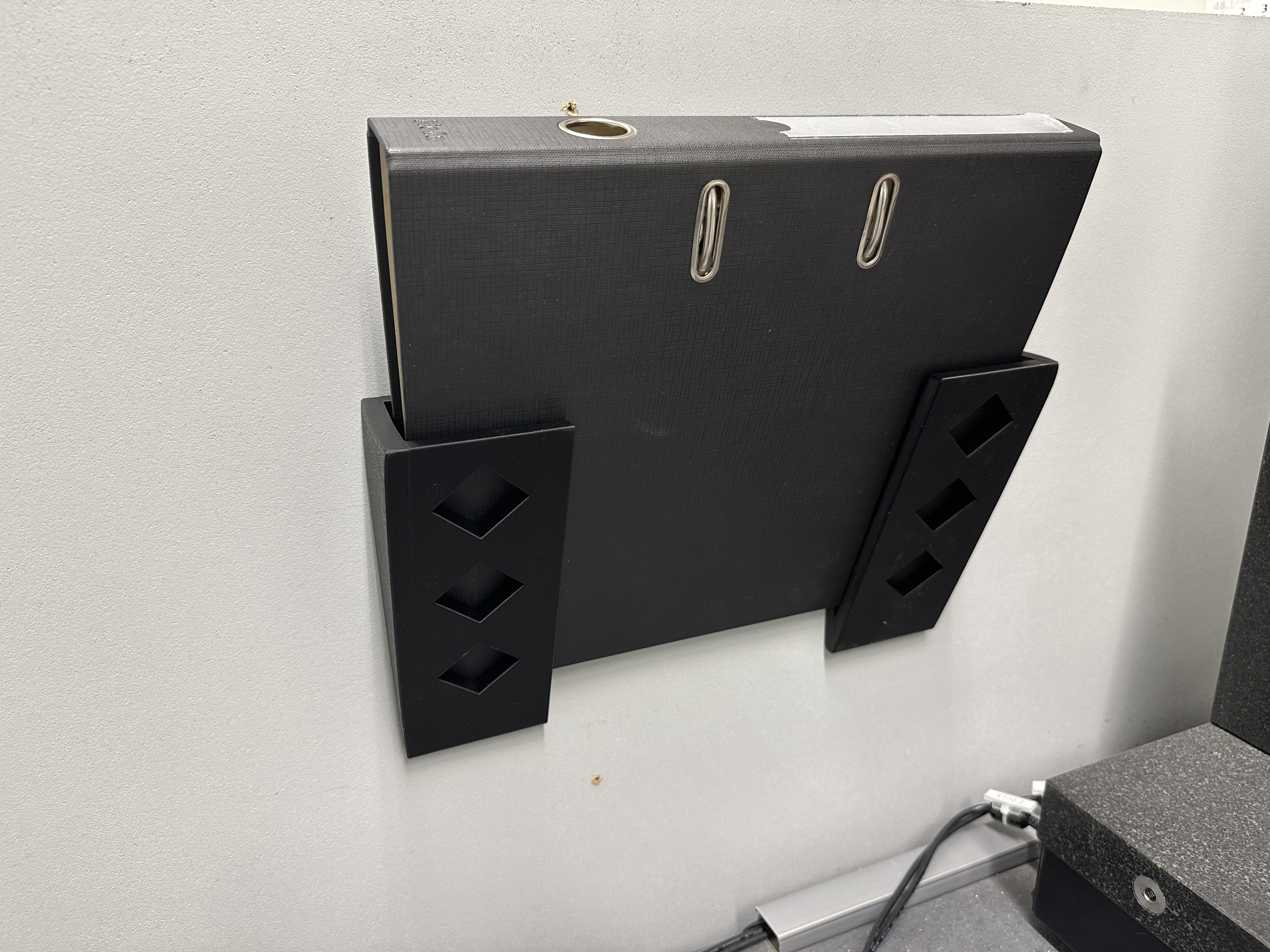 Folder-Wall-Holder 3000