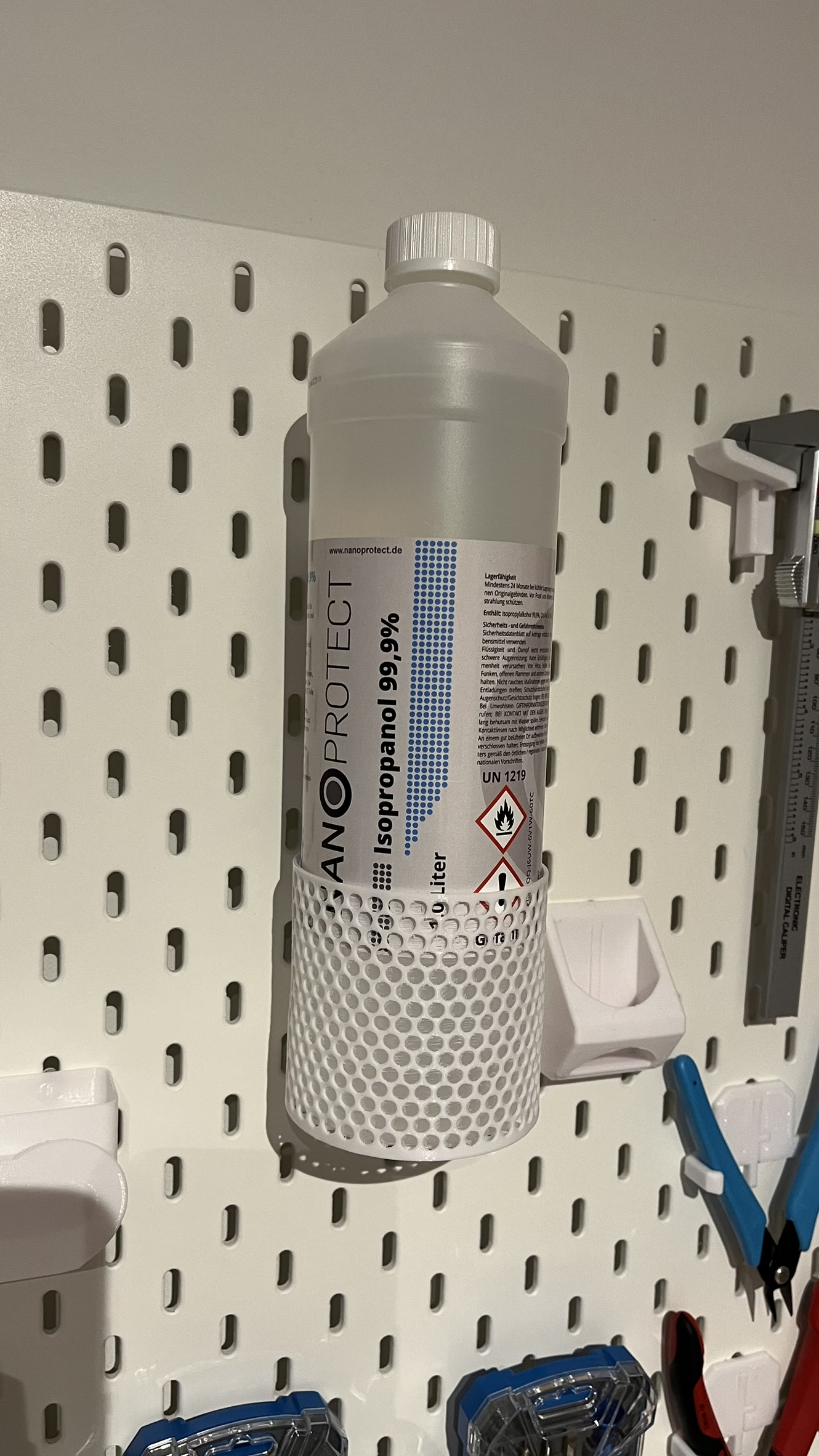 Skadis Halter für 1L Flaschen Isopropanol