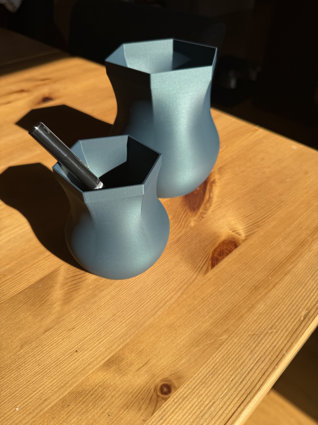 Hexaflow Pot : A seamless blend of curves and edges.