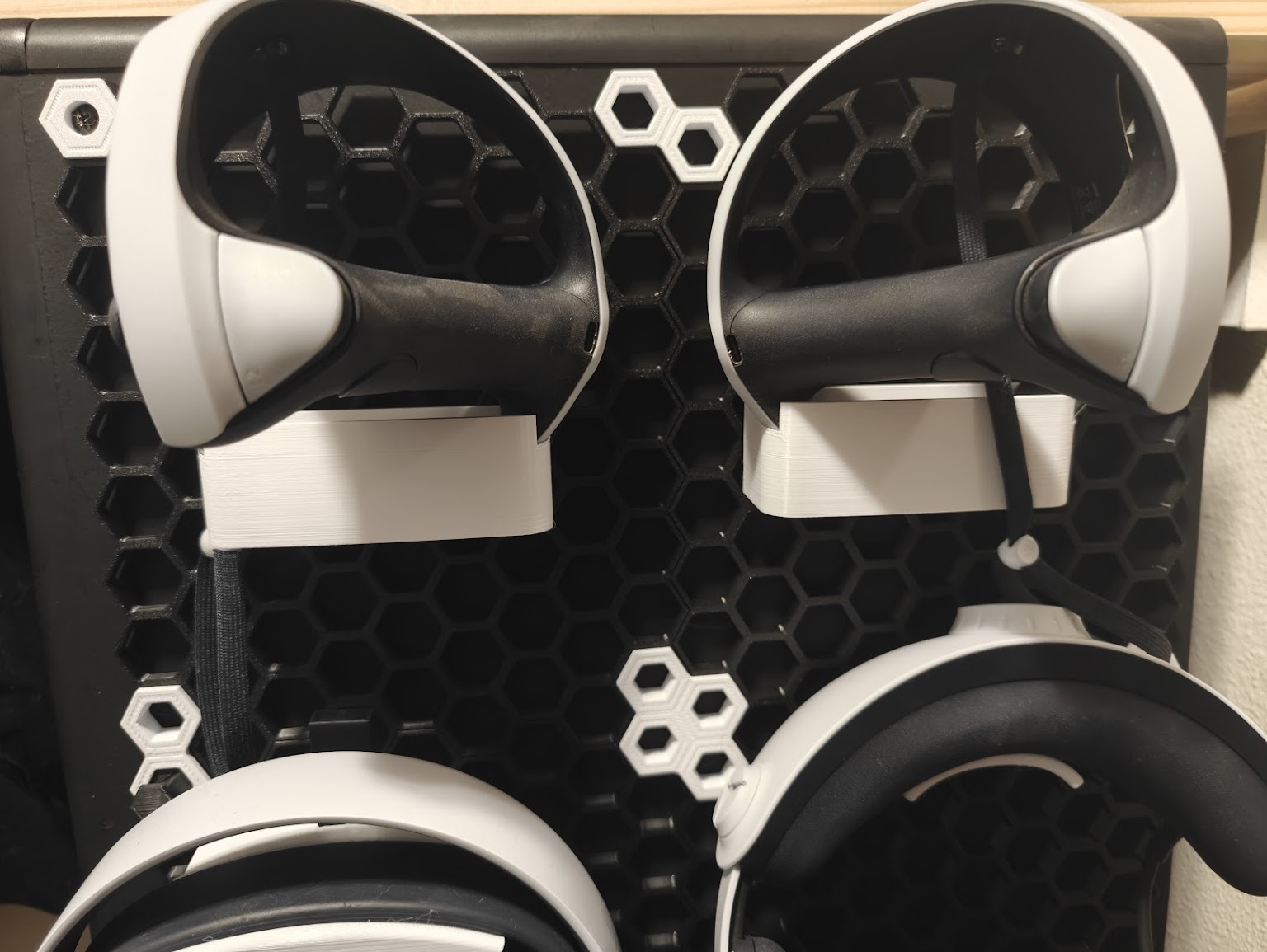 PSVR2 Sense Controller Mounts for Honeycomb Storage Wall (No Supports Needed)