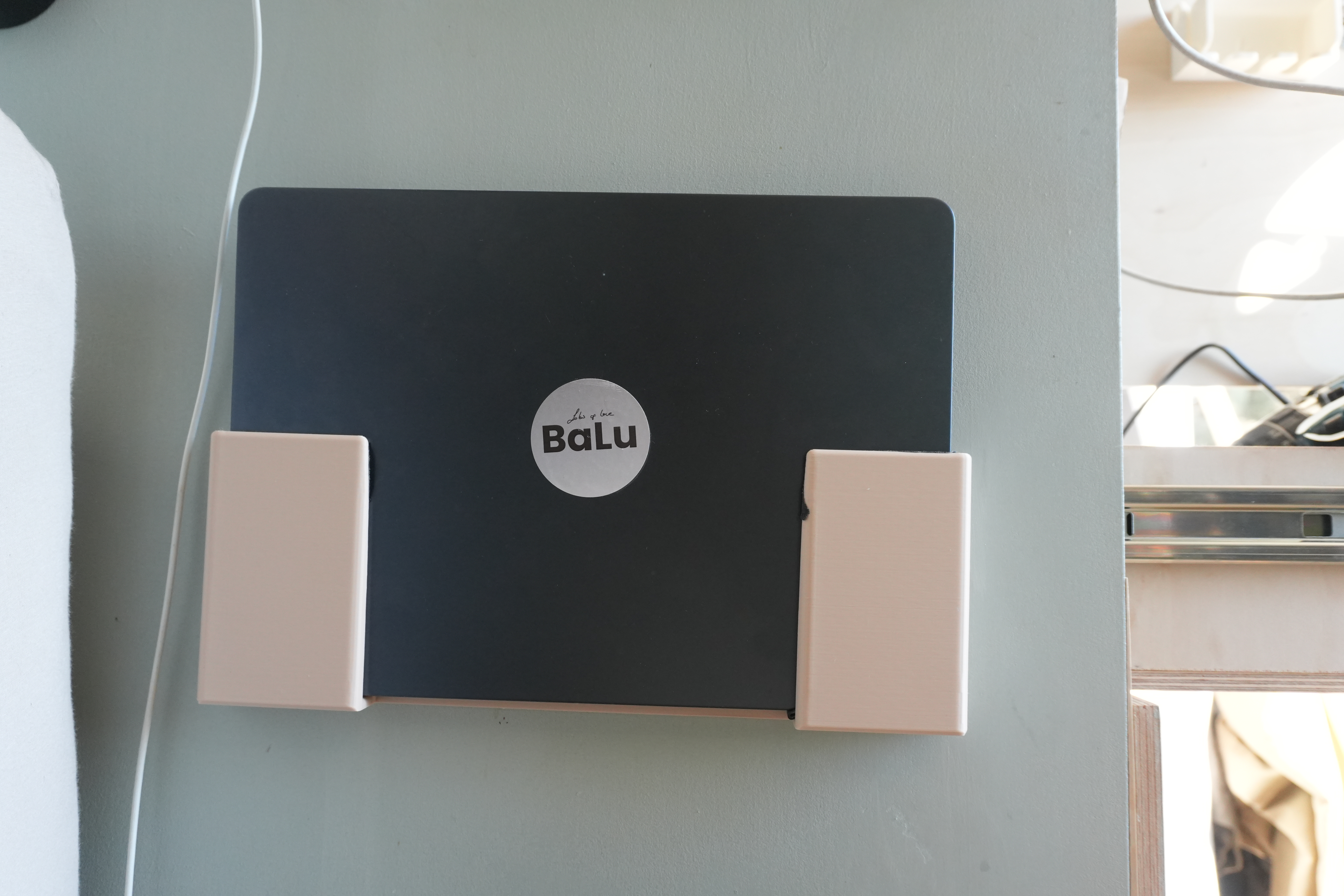 MacBook Air M2 13 inch Wall mount