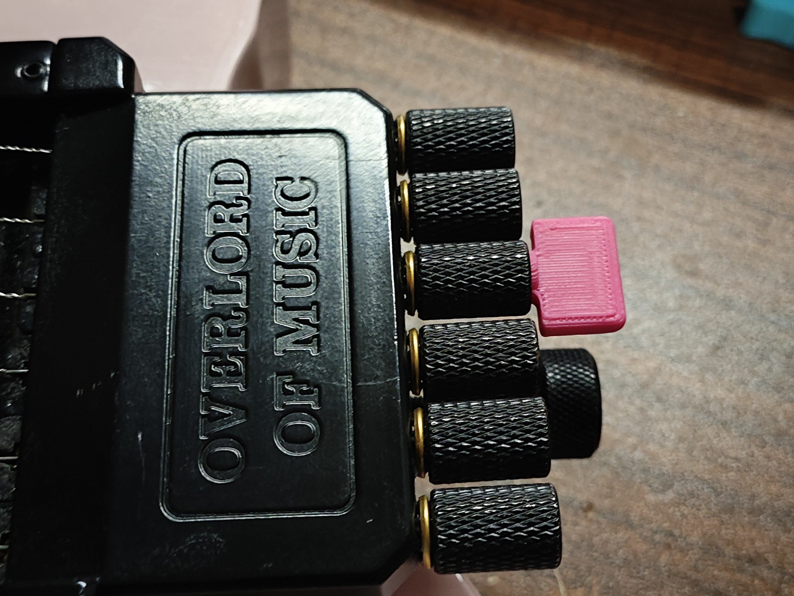Headless guitar tuning helper for Overlord of Music bridge