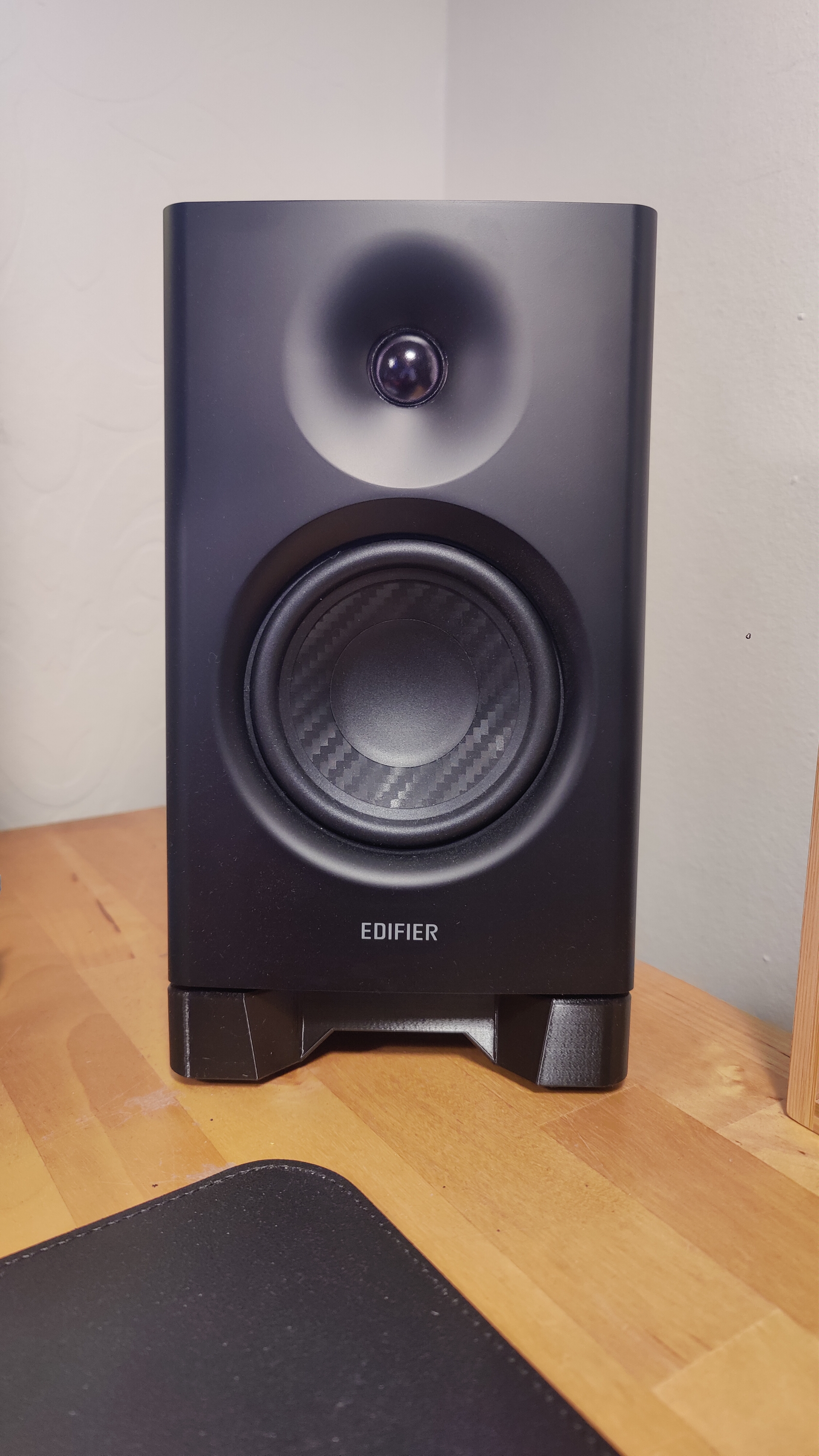 Edifier MR4 Stand