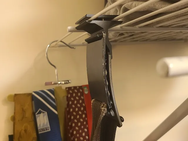 Dual Grip-6 Belt Closet Holder