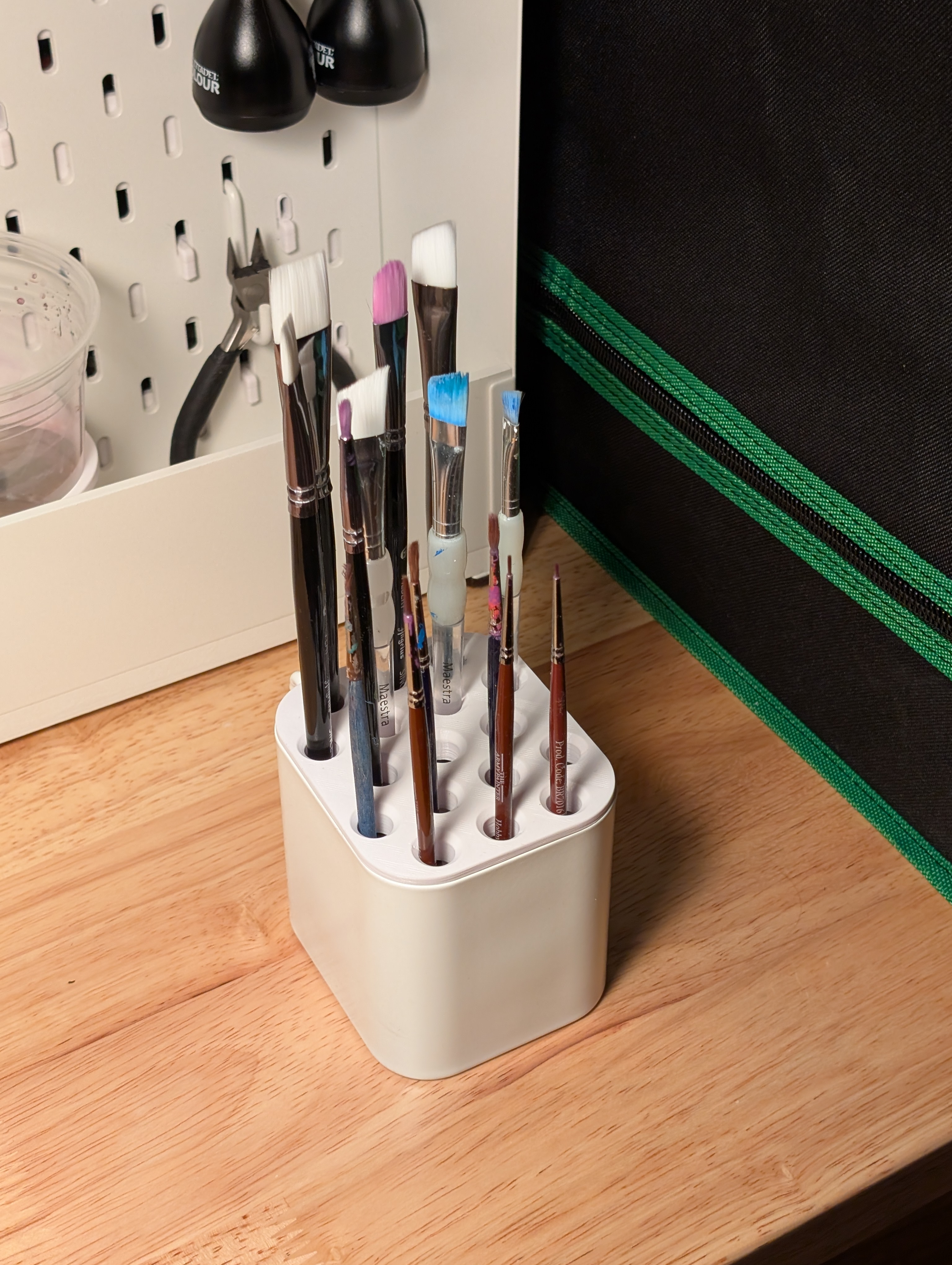 Skadis Paintbrush Separator