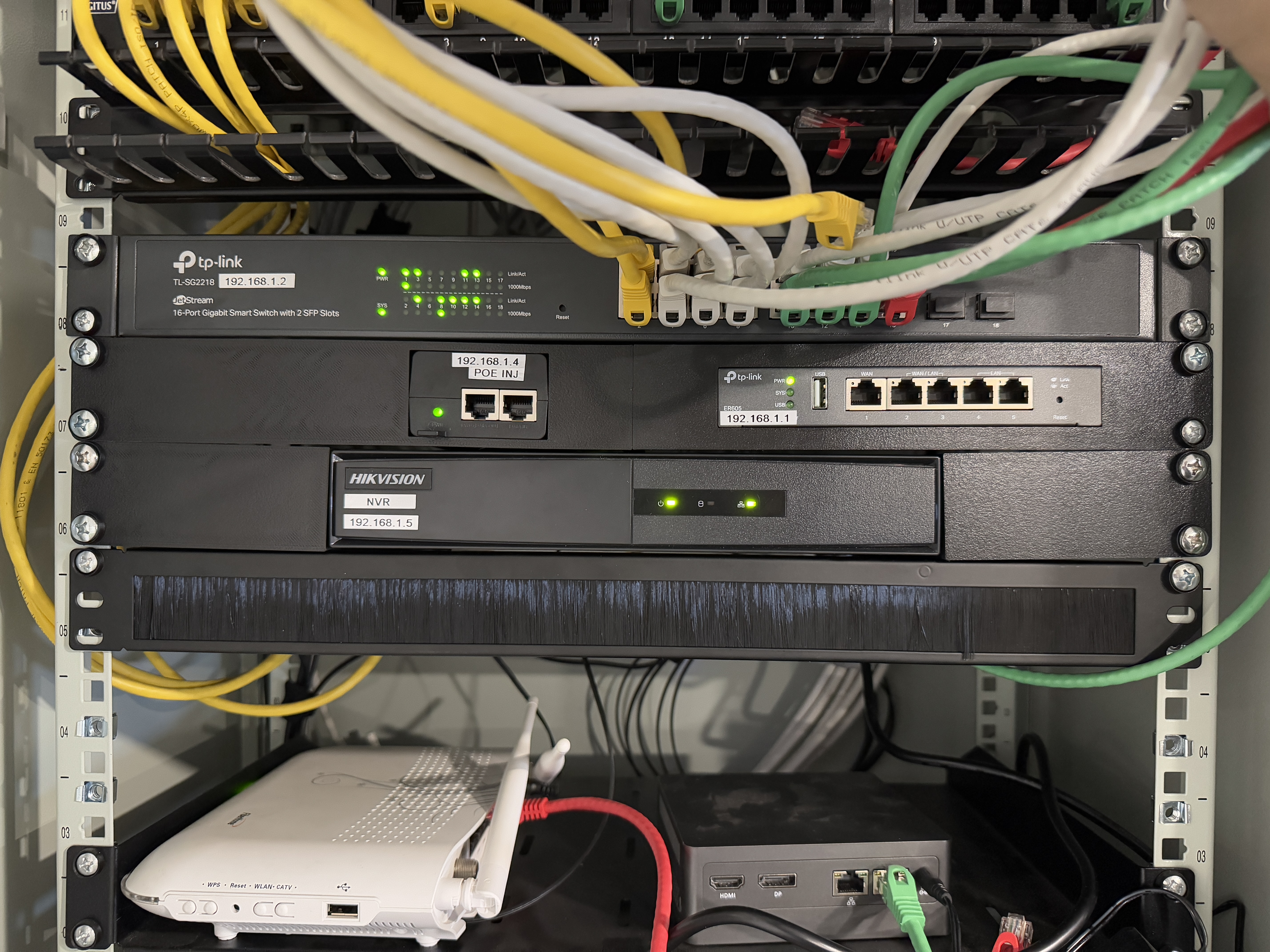 TP-LINK TL-ER605 + TL-POE160S Rack mount