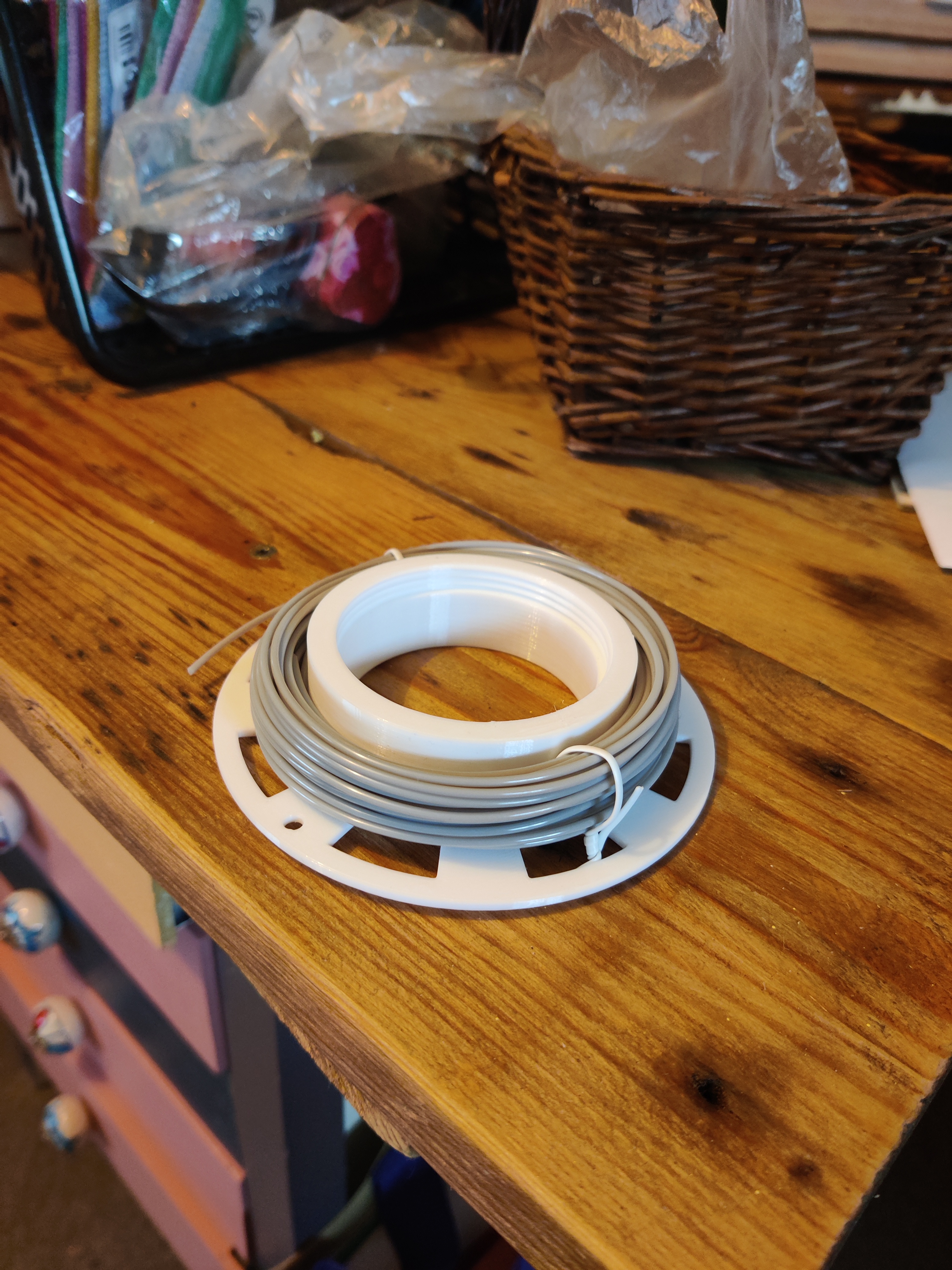 Filament sample spool with locking features