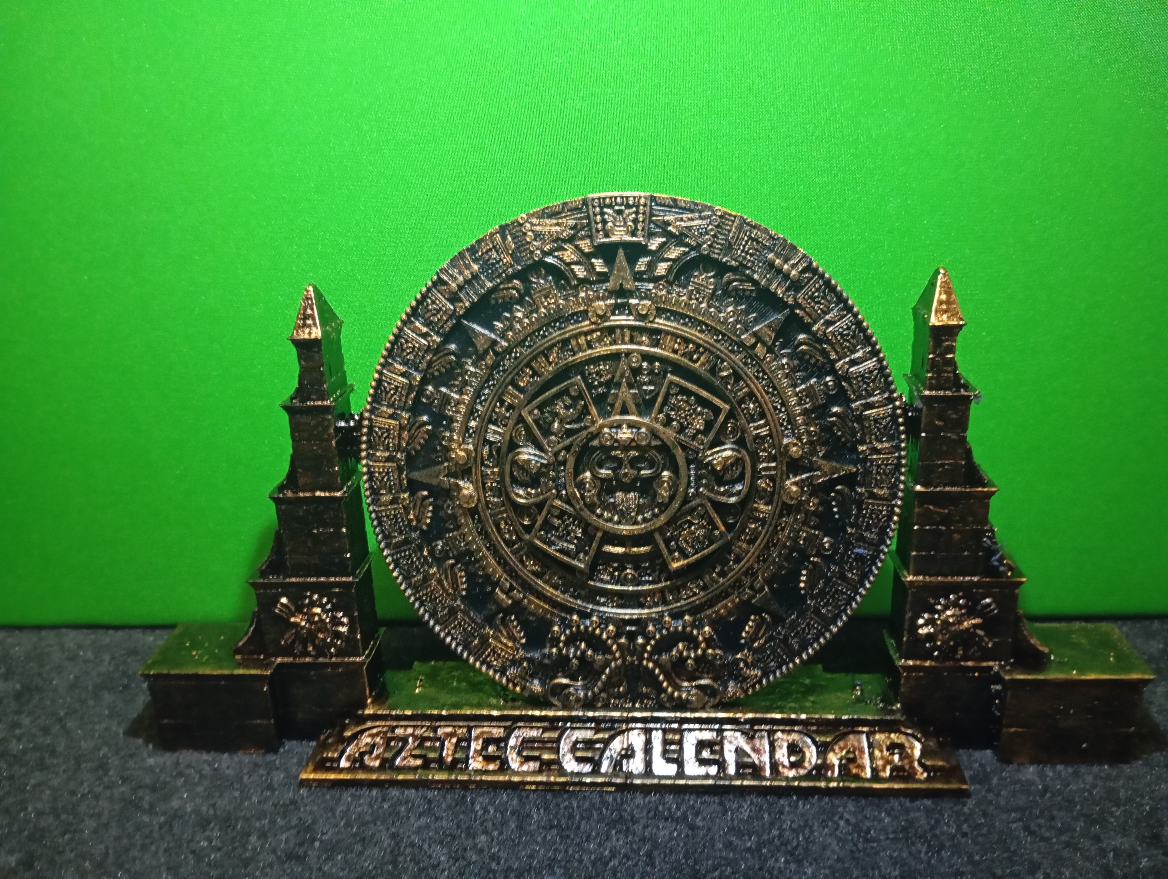 Aztec  calendar (Aztec sun stone) Spanish-Piedra del Sol . DIORAMA WITH A SET OF FIGURES