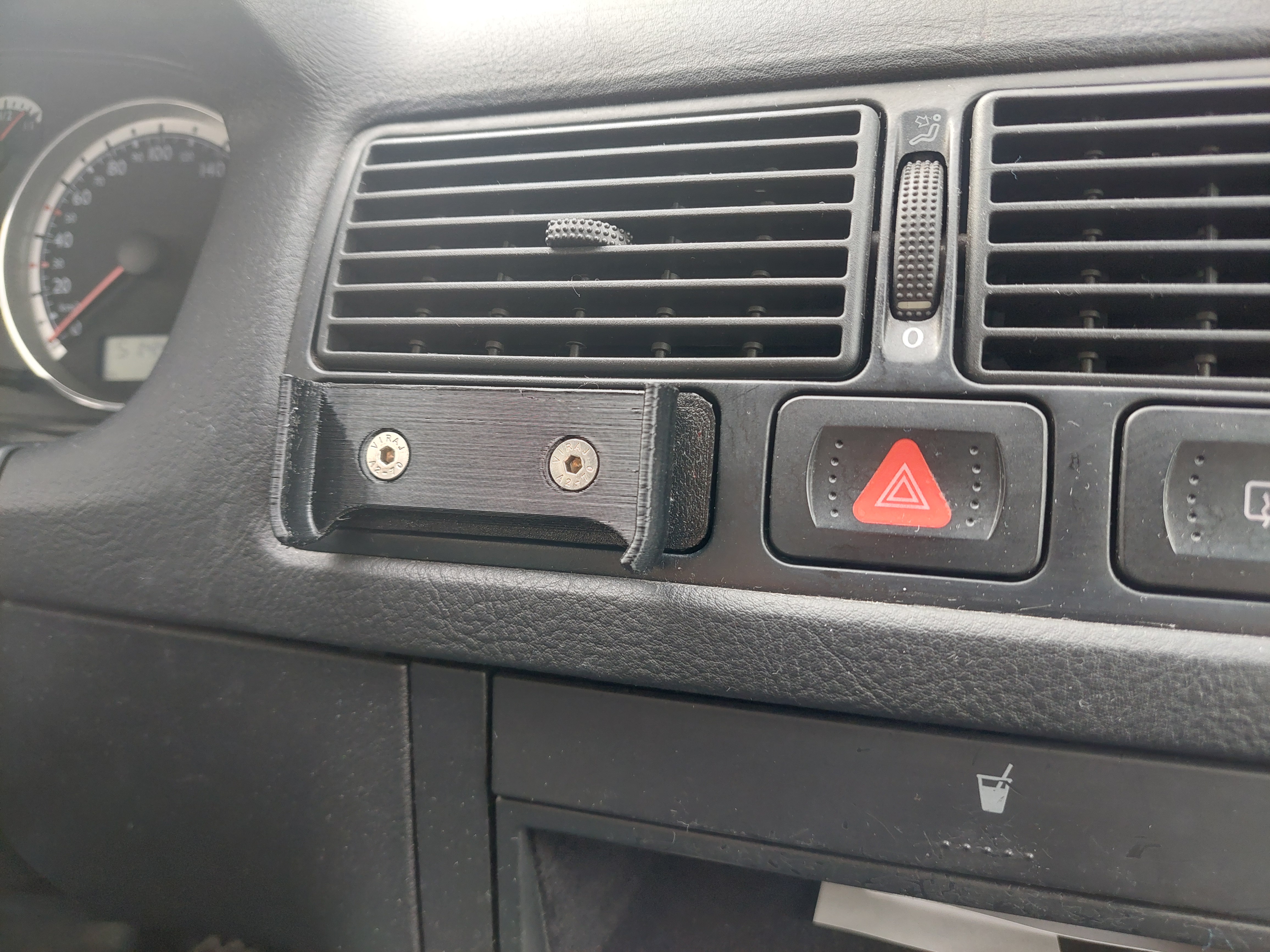Volkswagen Golf 4 phone holder