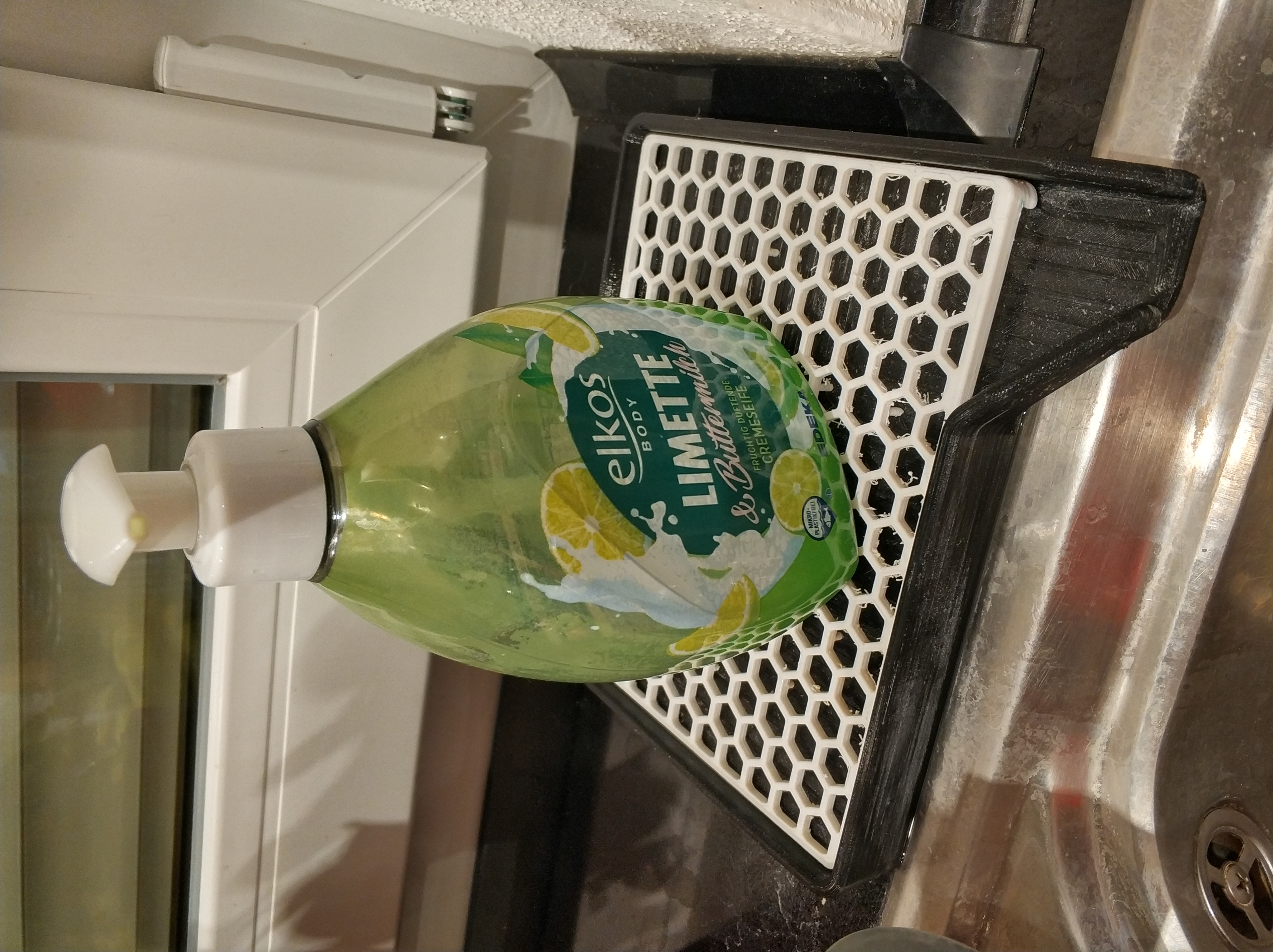 Soap dish with kitchensink outlet / Seifenschale mit Waschbeckenauslauf