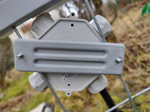 Mounting strap for junction box