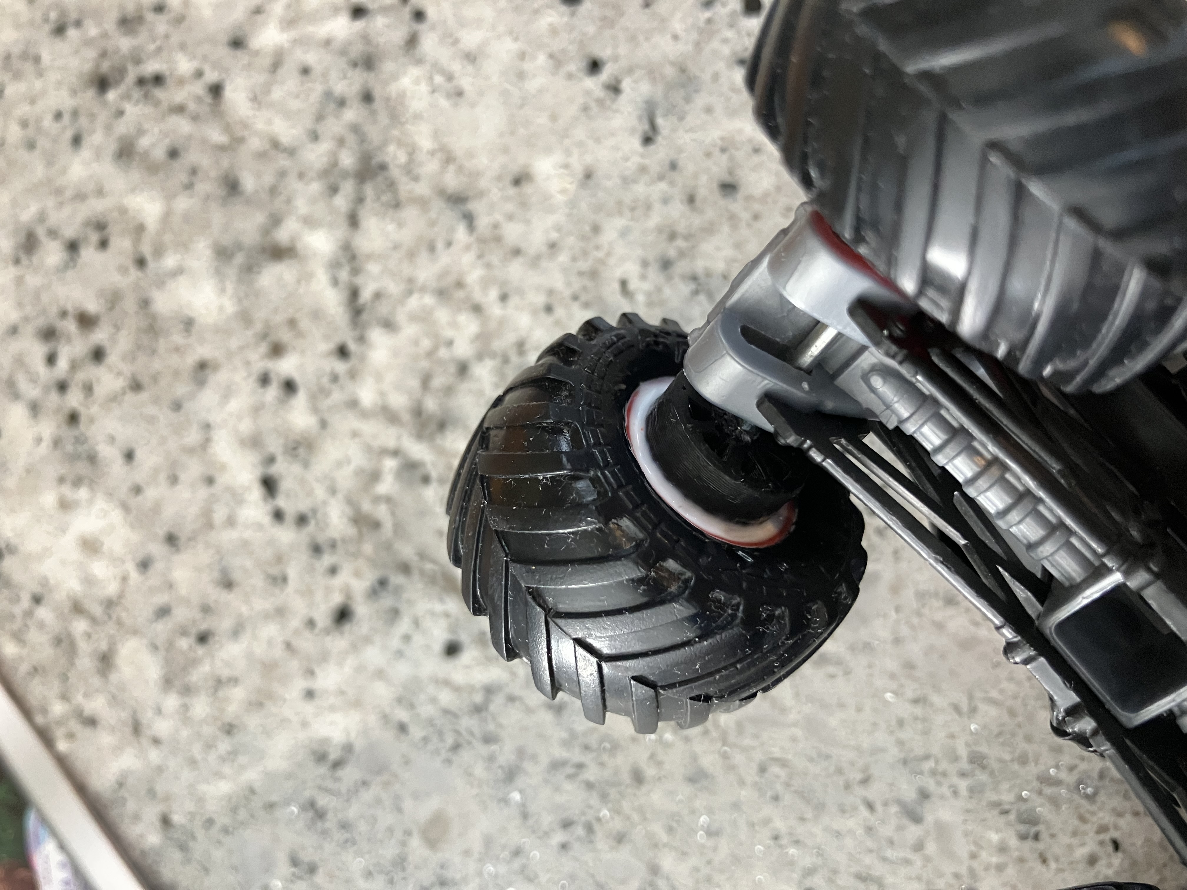 MonsterJam Truck Broken Wheel Adapter 2mm Axle