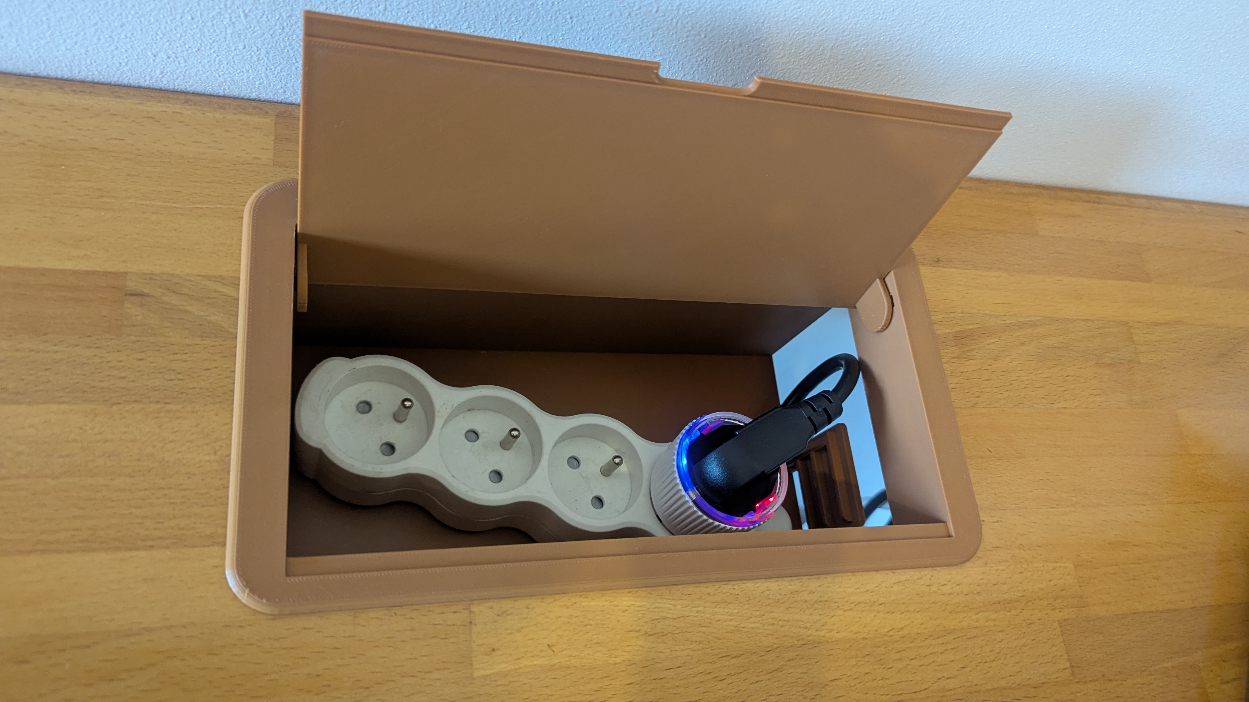 Desktop socket box
