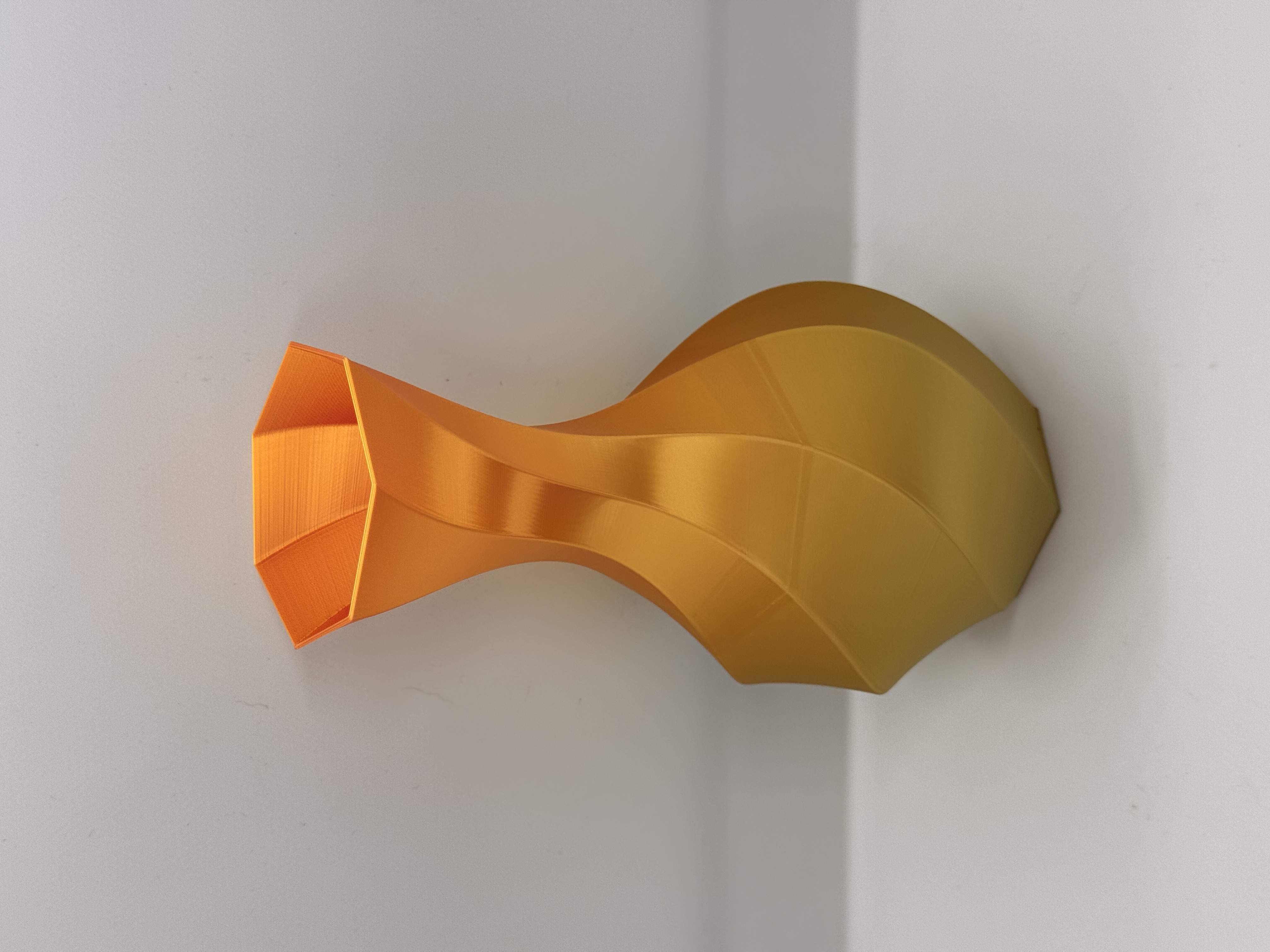Miniatura 2 do modelo 3D twisted polygon vase