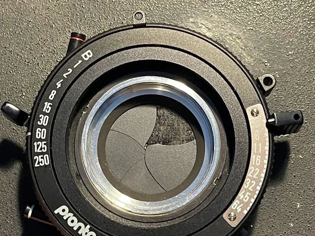 Prontor Professional 1S shutter blade