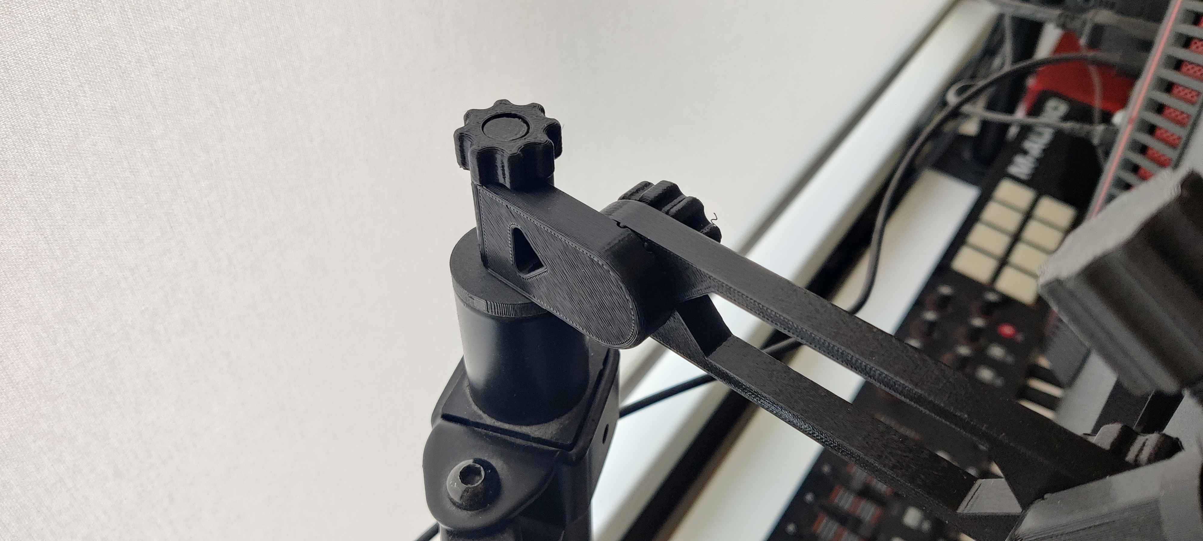 Insert for monitor arm (Phone/camera mount with full rotation REMIX)