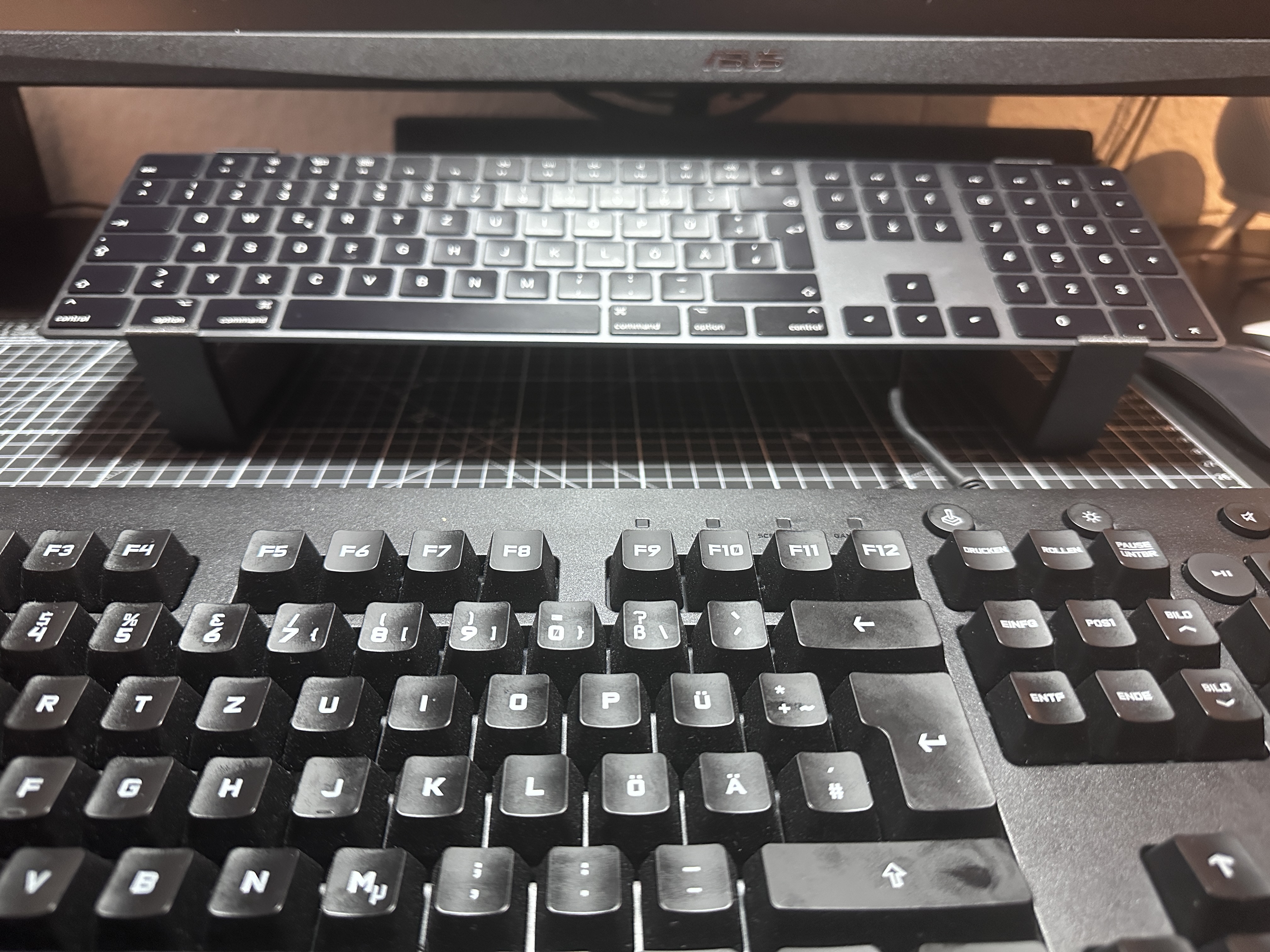 Miniatura 3 do modelo 3D Magic Keyboard Riser + Mouse addon