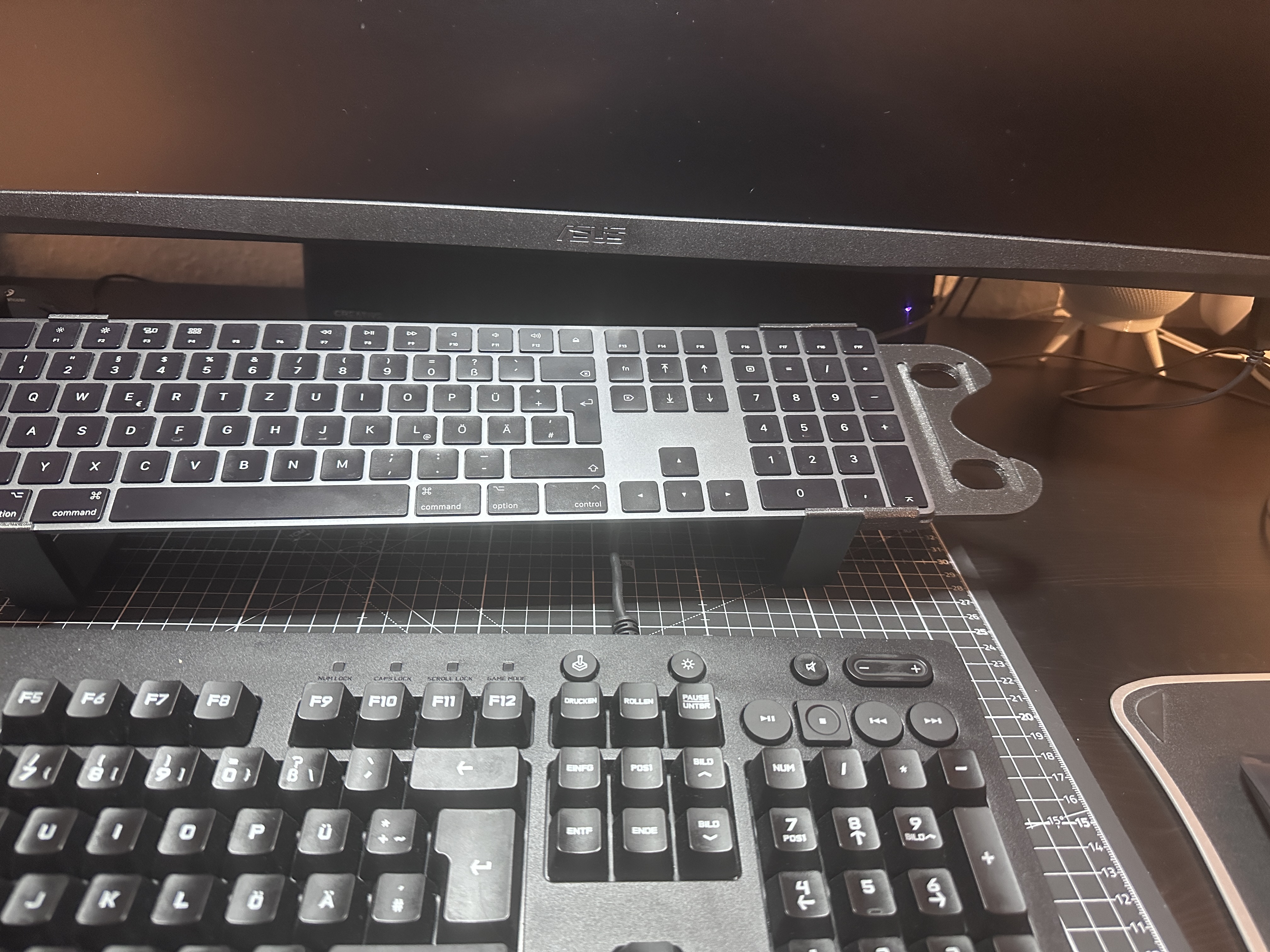 Miniatura 4 do modelo 3D Magic Keyboard Riser + Mouse addon