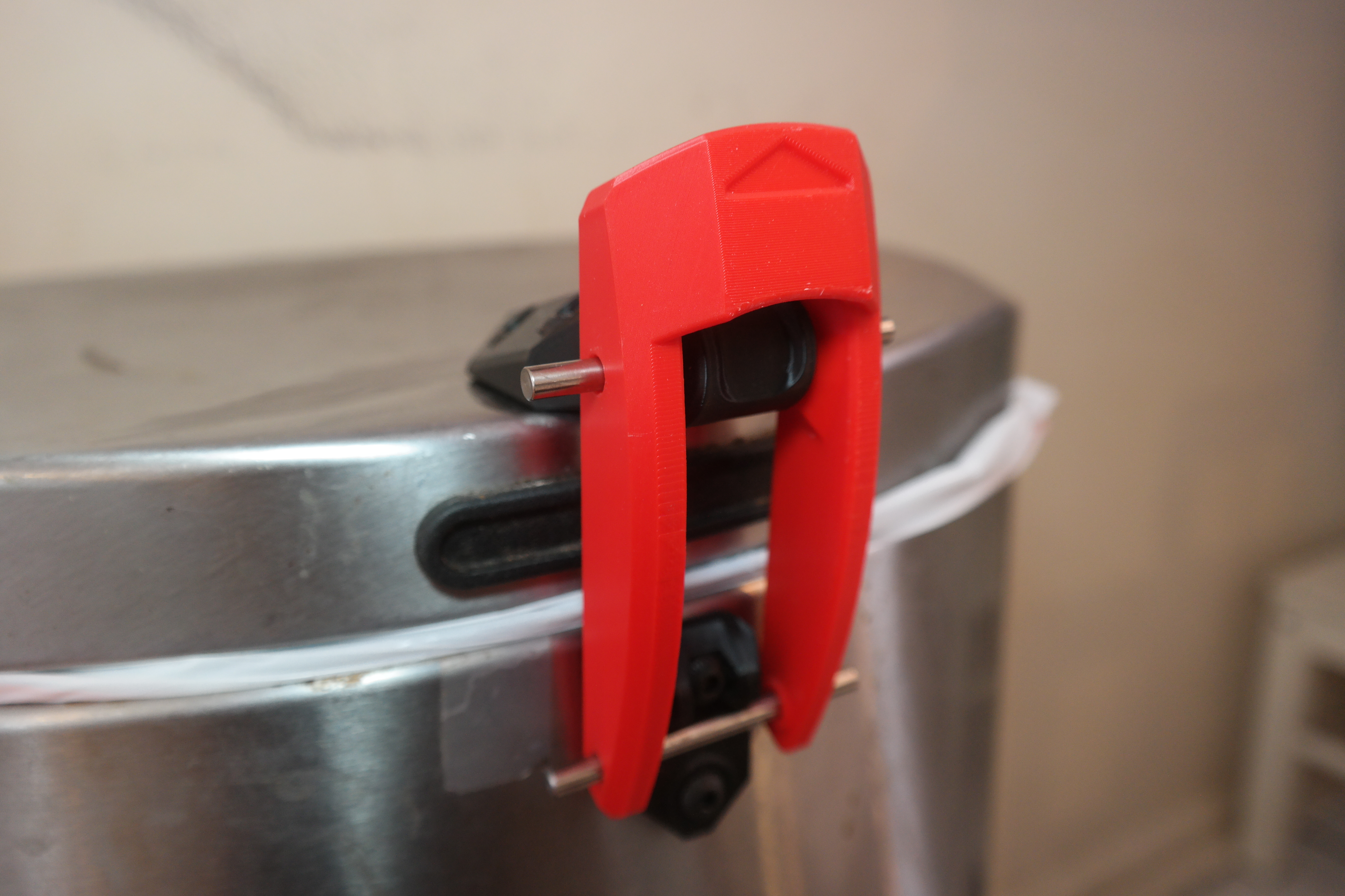 Self-Latching Trash Can Lock for Dogproofing