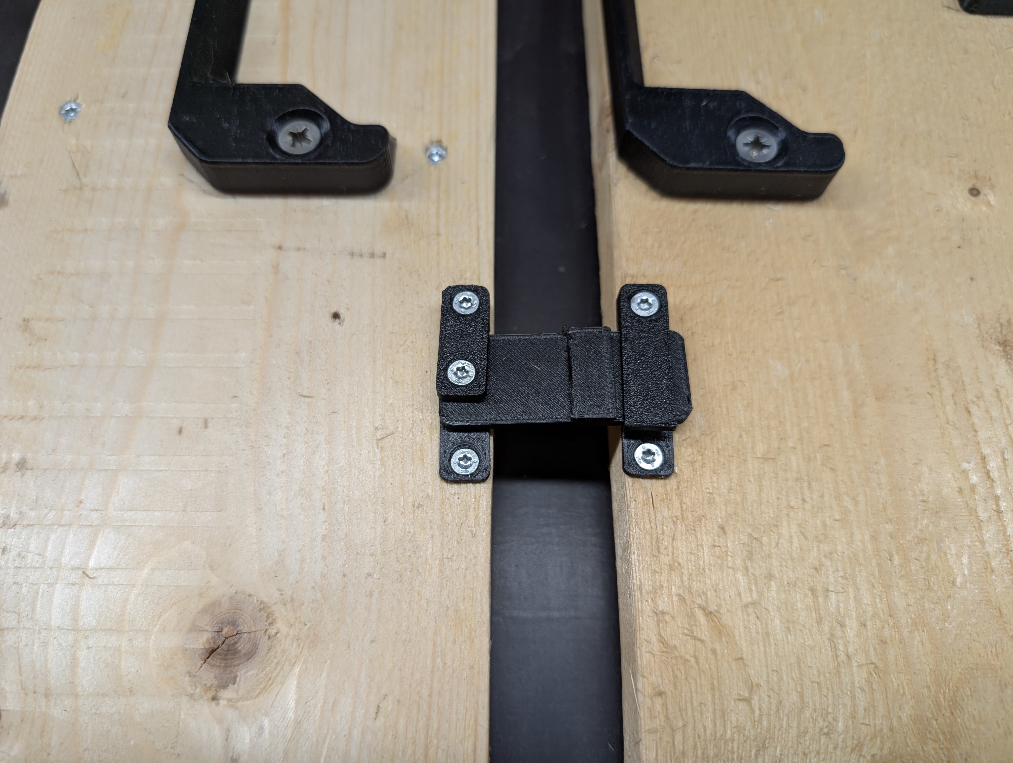 Locking latch