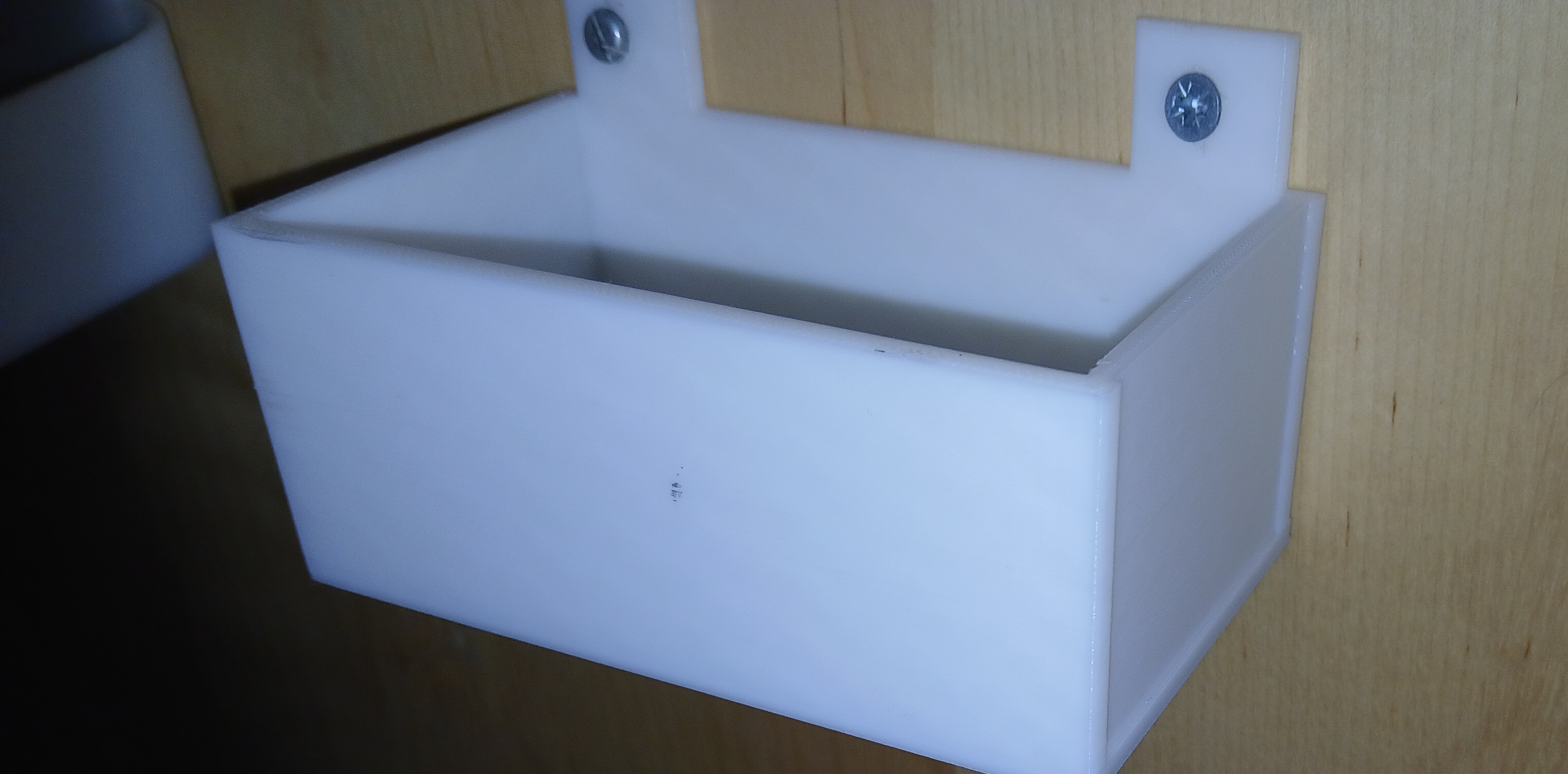 Cesta para colgar en un armario (tienes que hacer tu los agujeros tornillos)