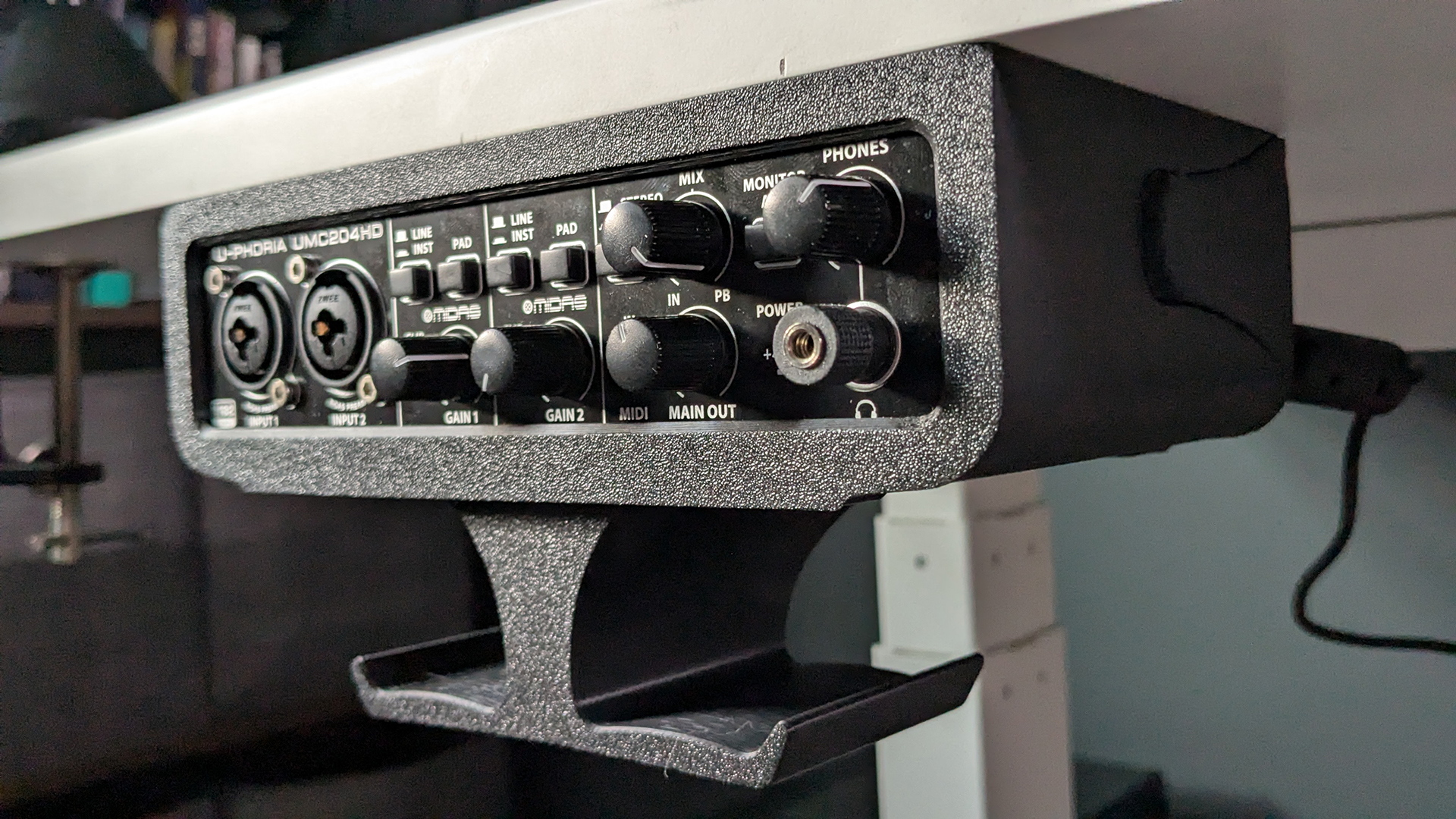 Behringer UMC204HD Desk Mount