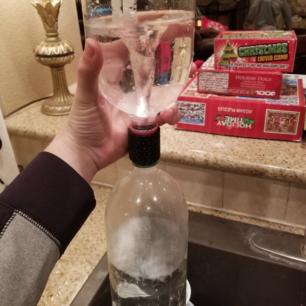 Miniatura 2 do modelo 3D 2L Bottle Vortex Connector