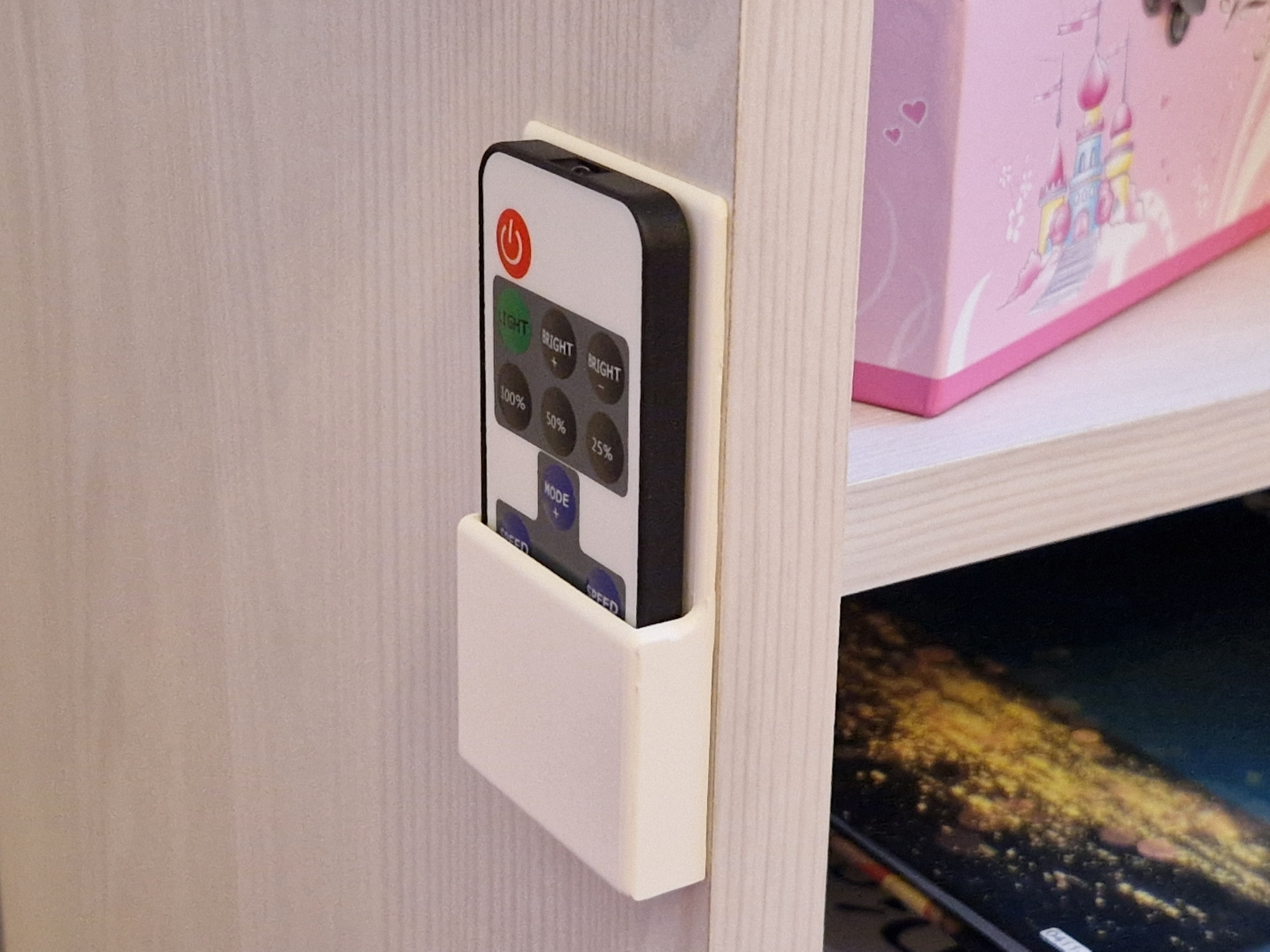 Miniatura 2 do modelo 3D LED remote control holder