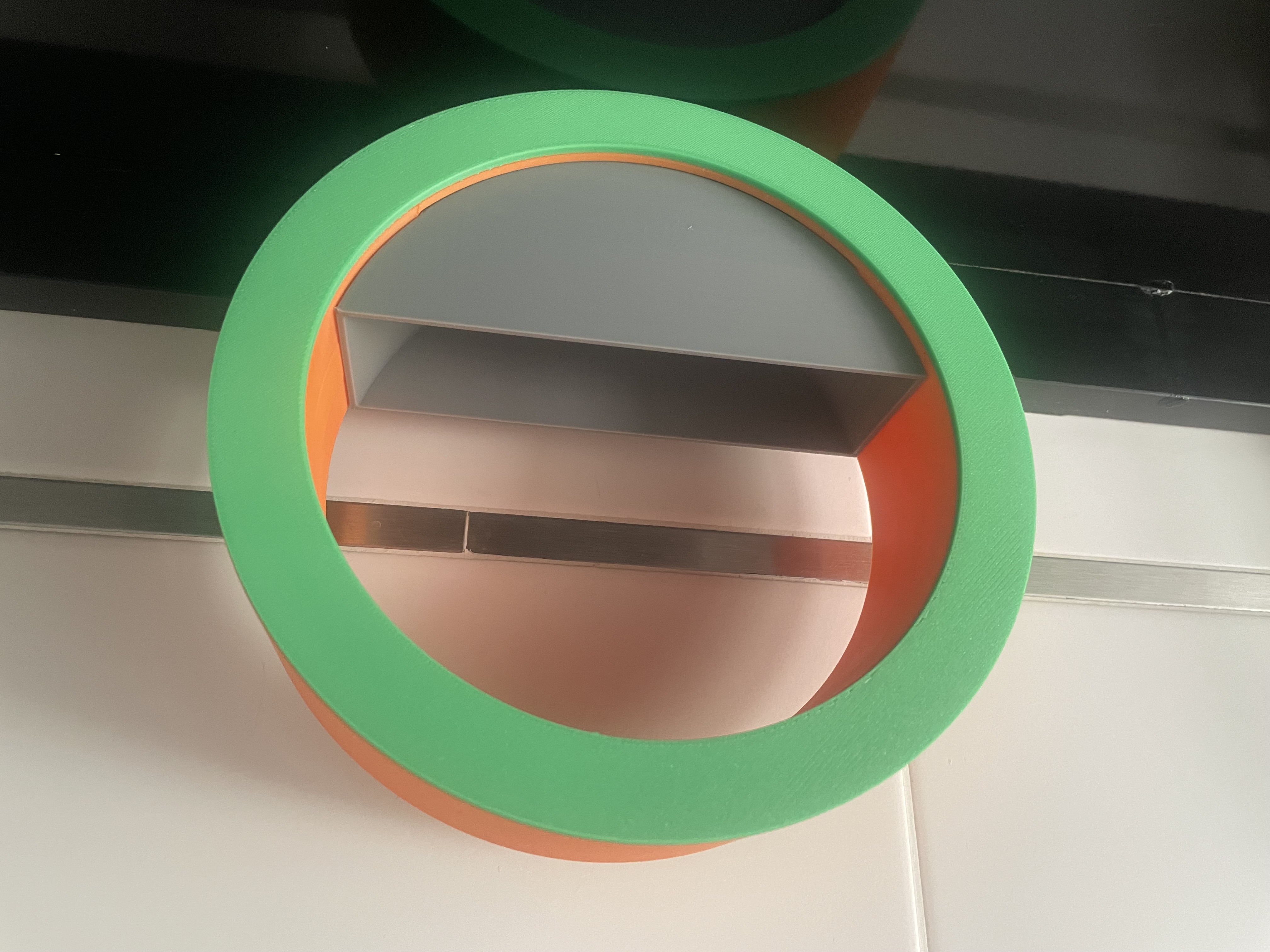 Circular wall planter with interchangeable border - Maceta circular de pared con borde intercambiable