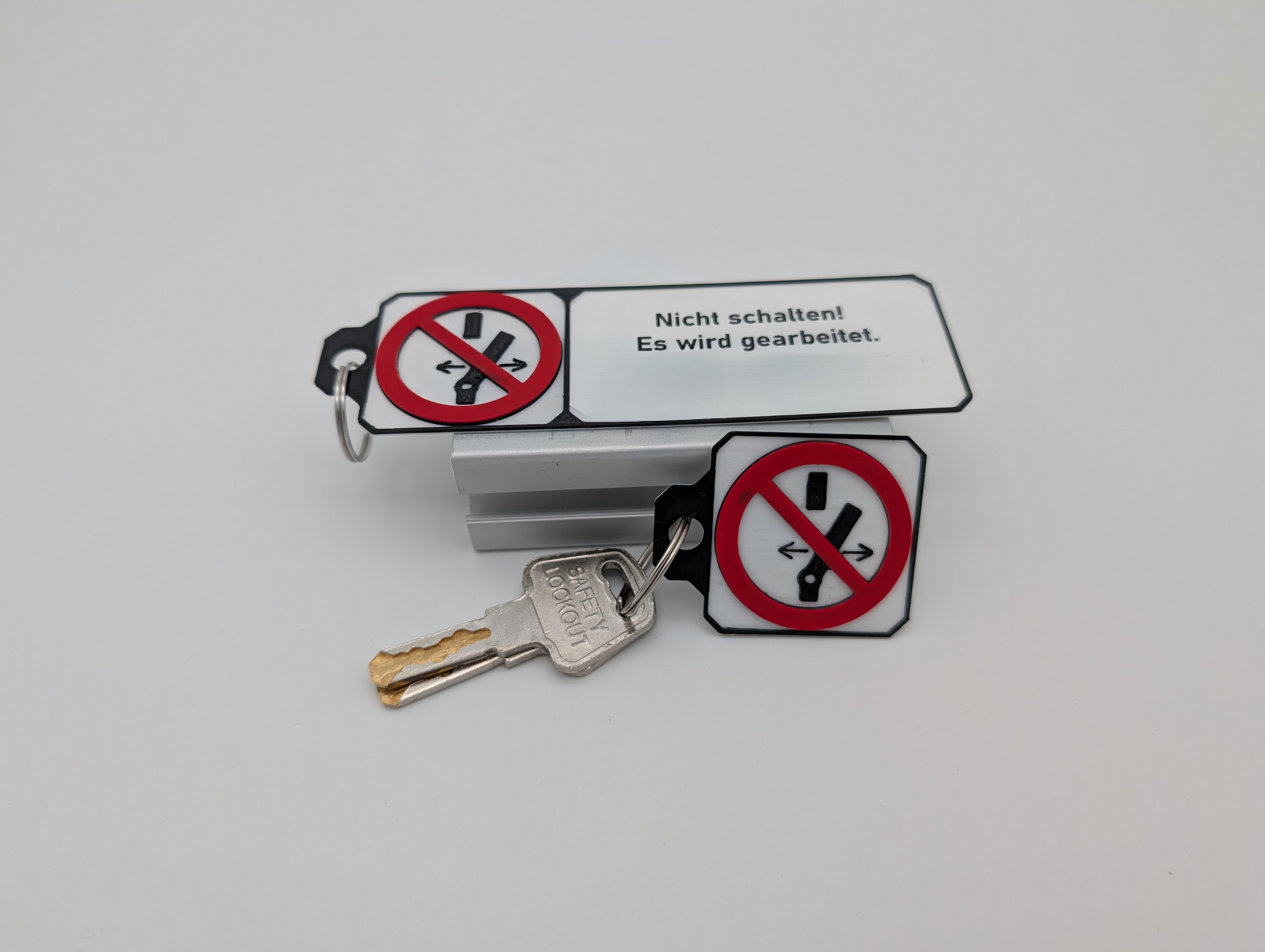 LOTO Lockout tag / Do not switch