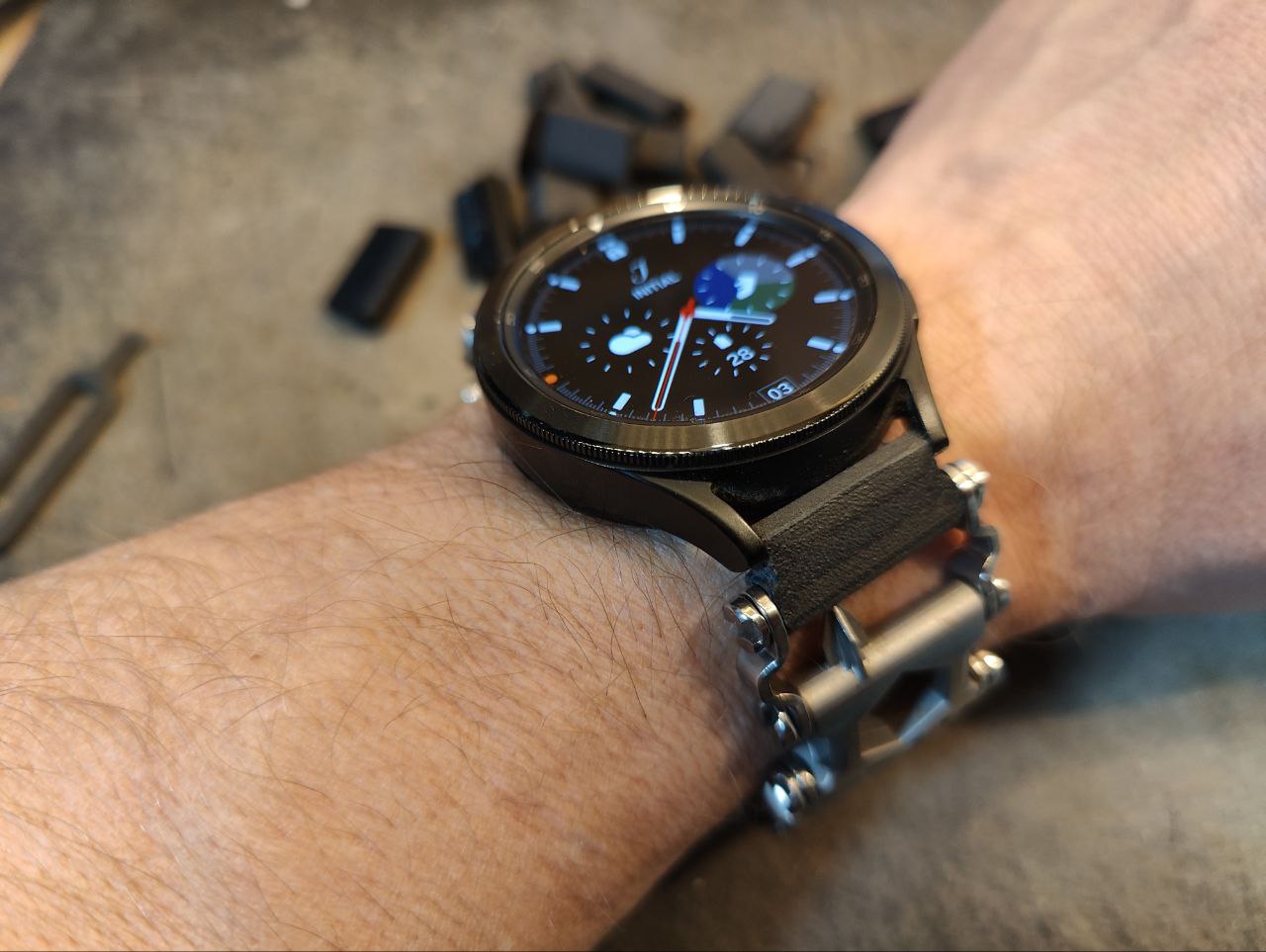The Missing Link - Leatherman Tread large vs Smartwatch 20mm (Samsung Galaxy Watch 4 Classic)