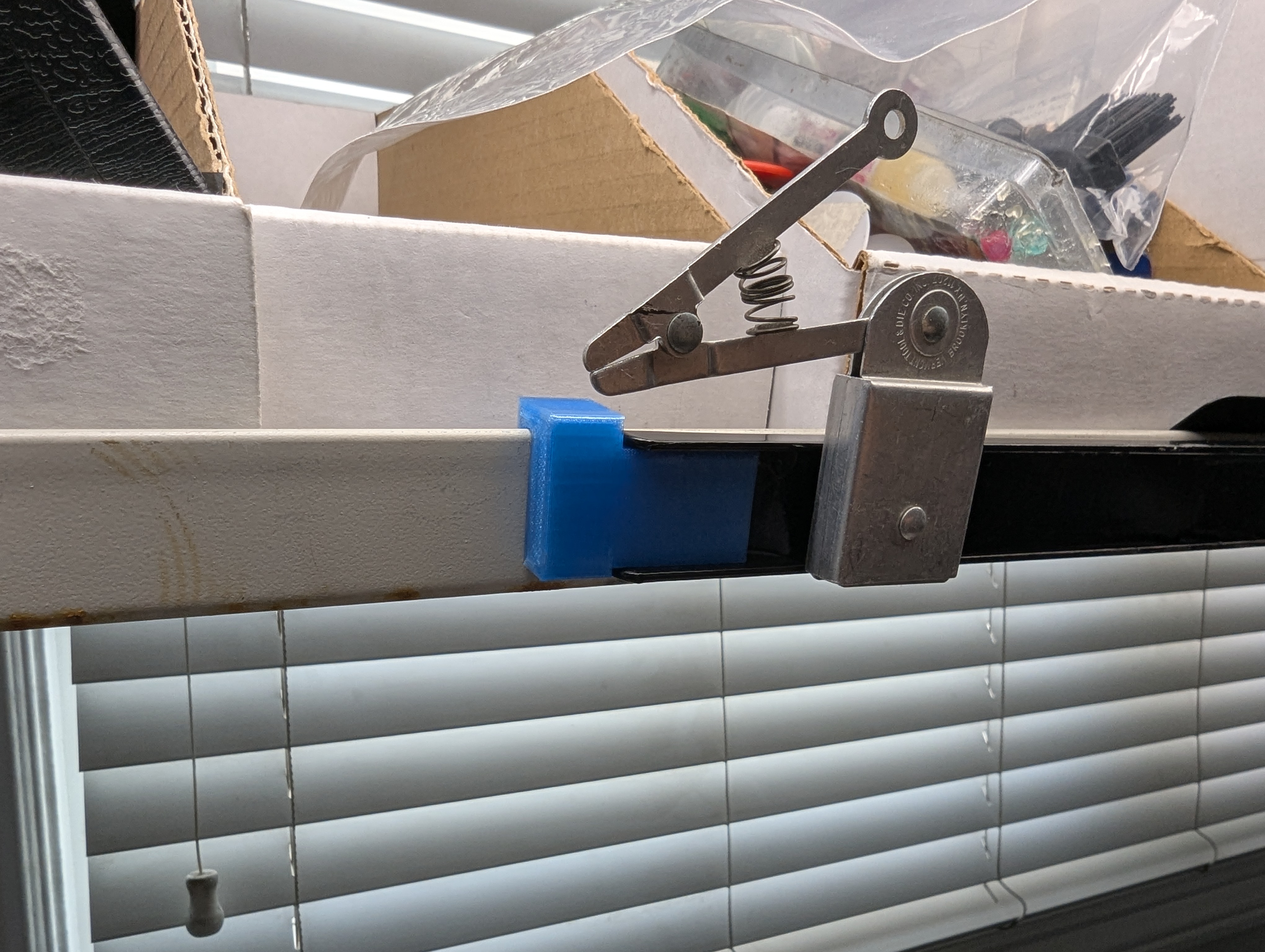 Mounting clip for Harbor Freight US General 18" Magnetic Holder