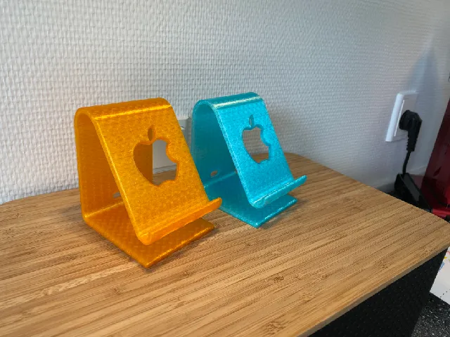 iPhone Stand v². usb c. falco*sign.