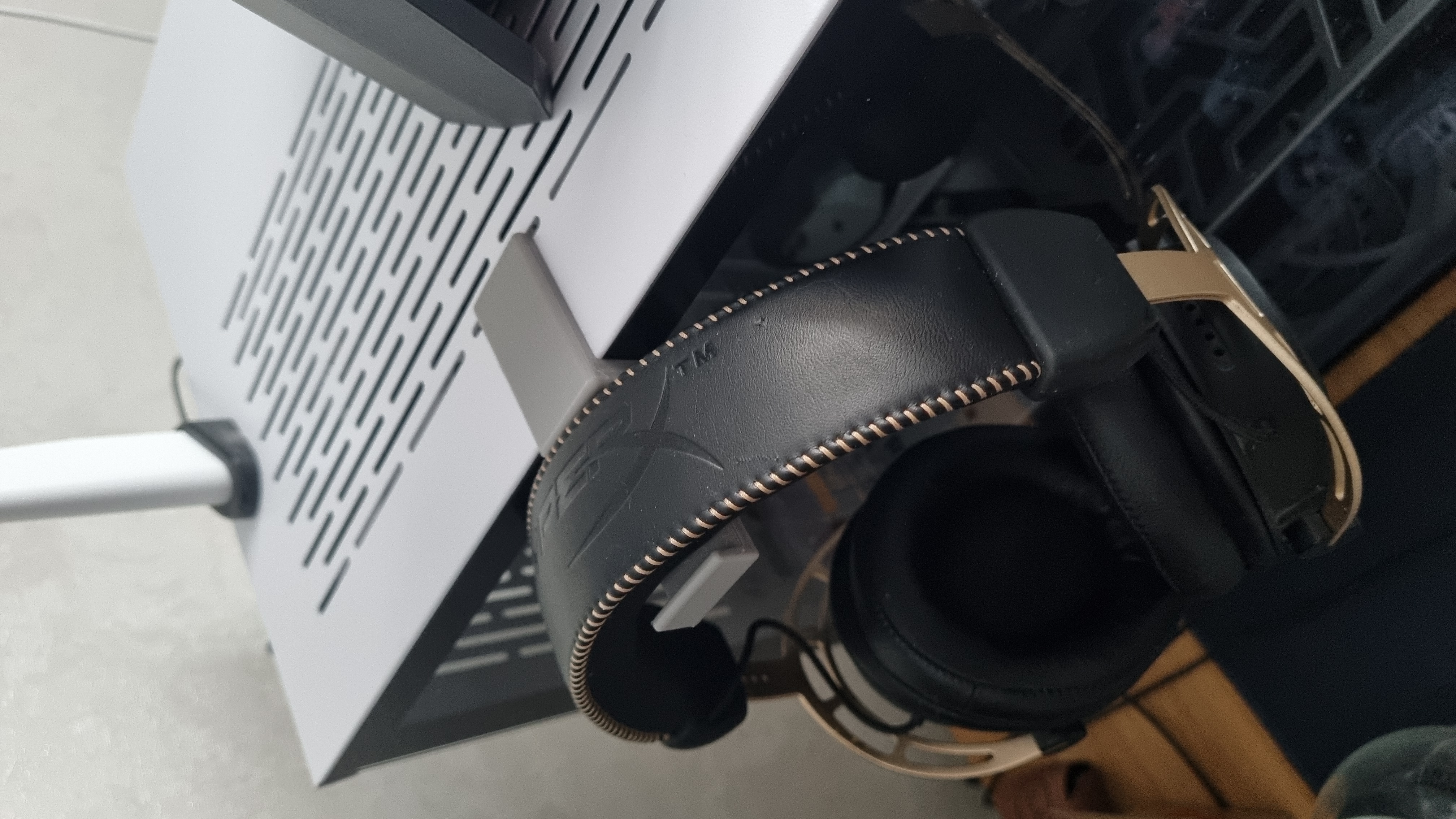 Finder hook for lian li o11 dynamic