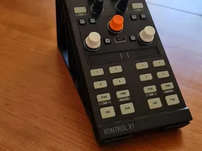 Suport for Traktor Kontrol X1, Z1 and F1