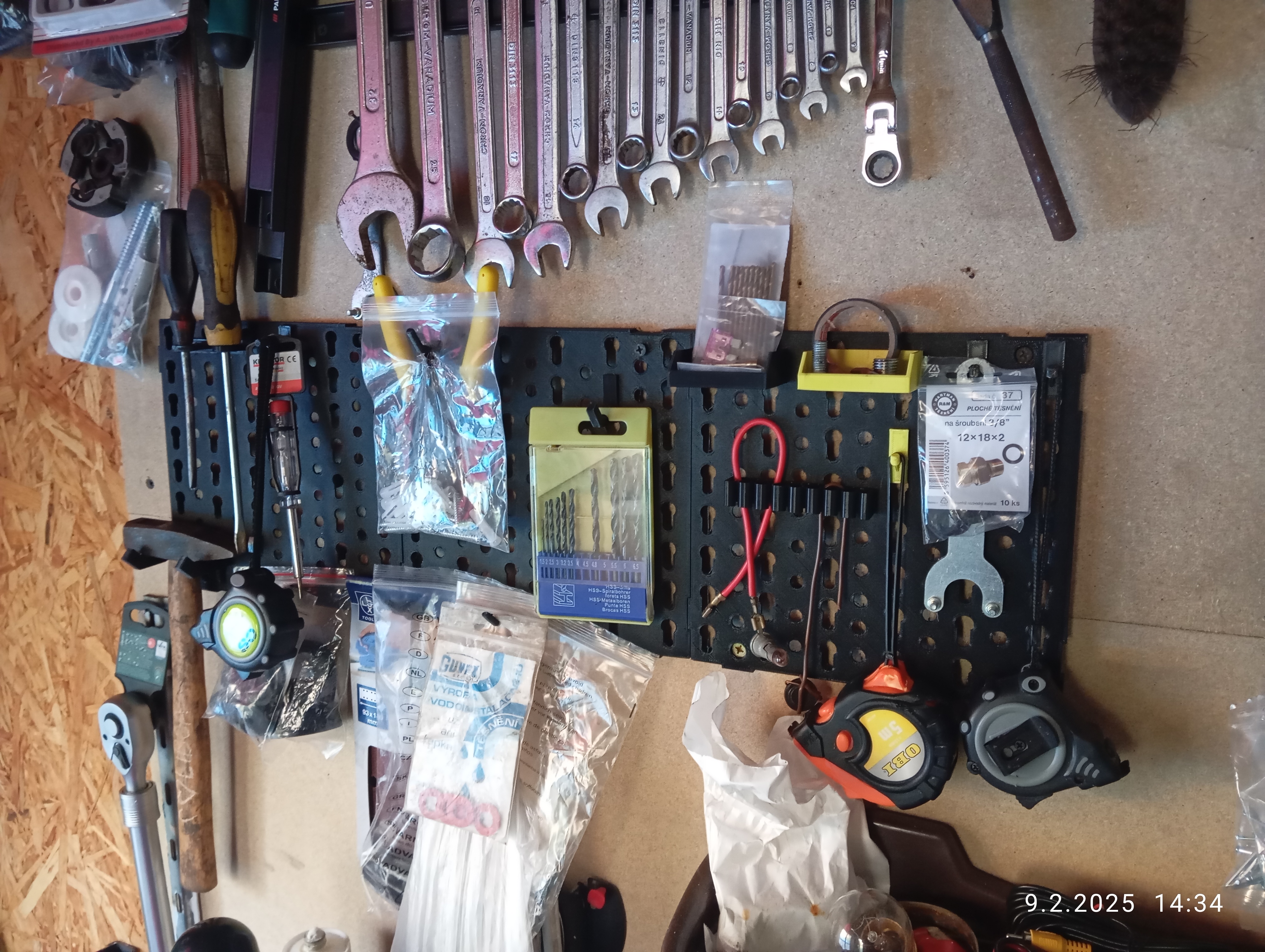 Nástěnný držák do dílny na nářadí.  Wall holder for the tool workshop.