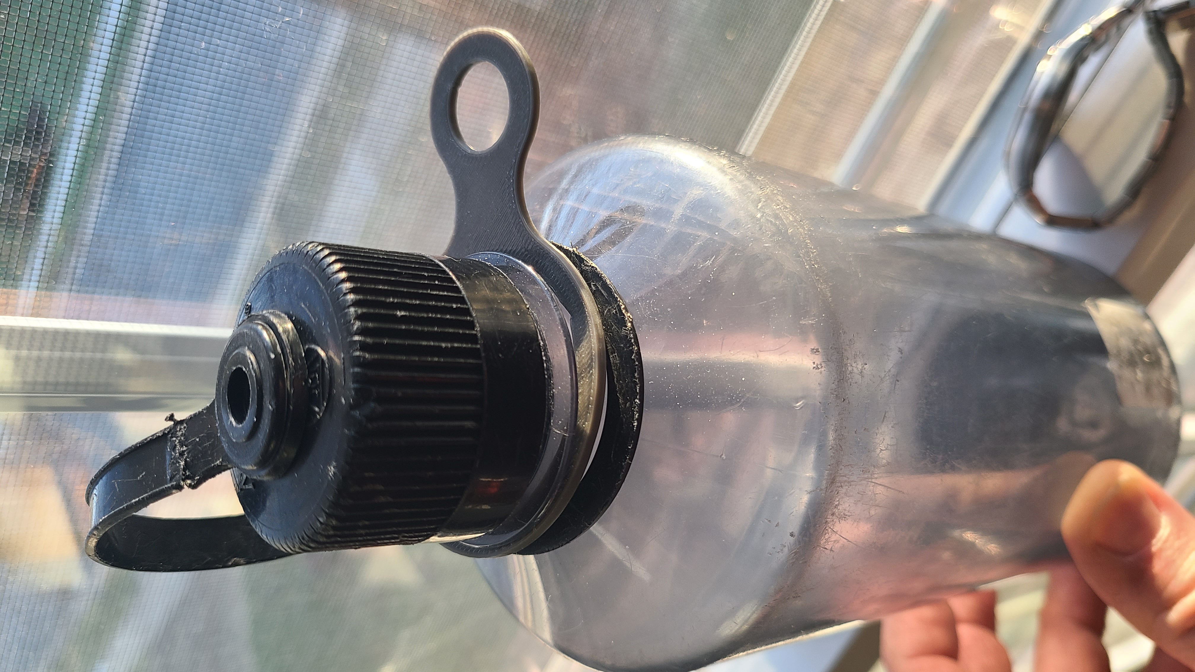 Carabiner adapter for small neck 1 liter Nalgene water bottls