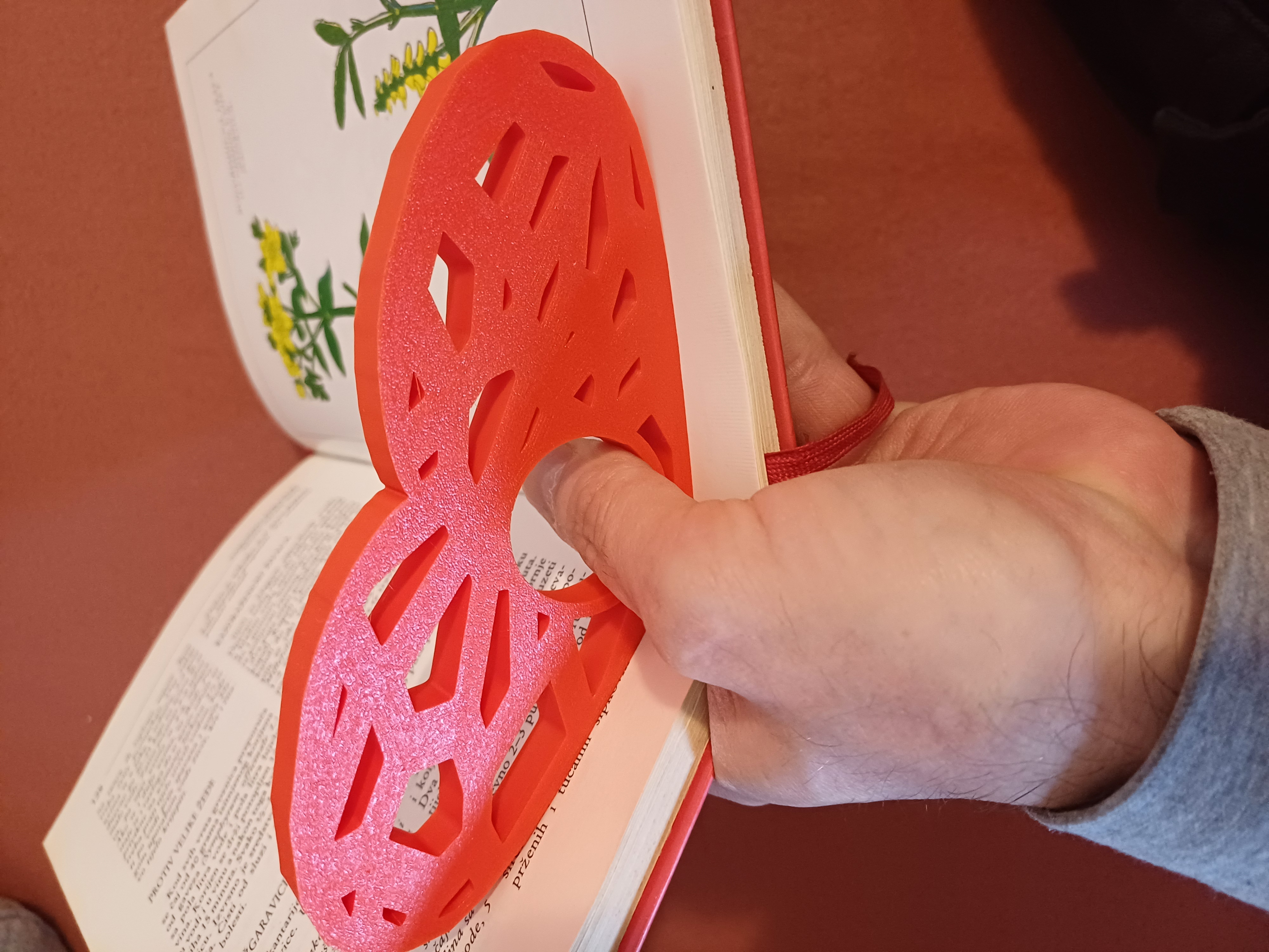 voronoi heart book page holder