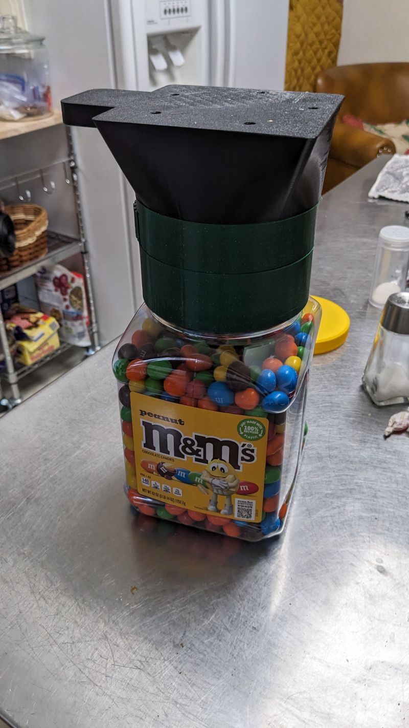 Miniatura 2 do modelo 3D M&M Candy Dispenser