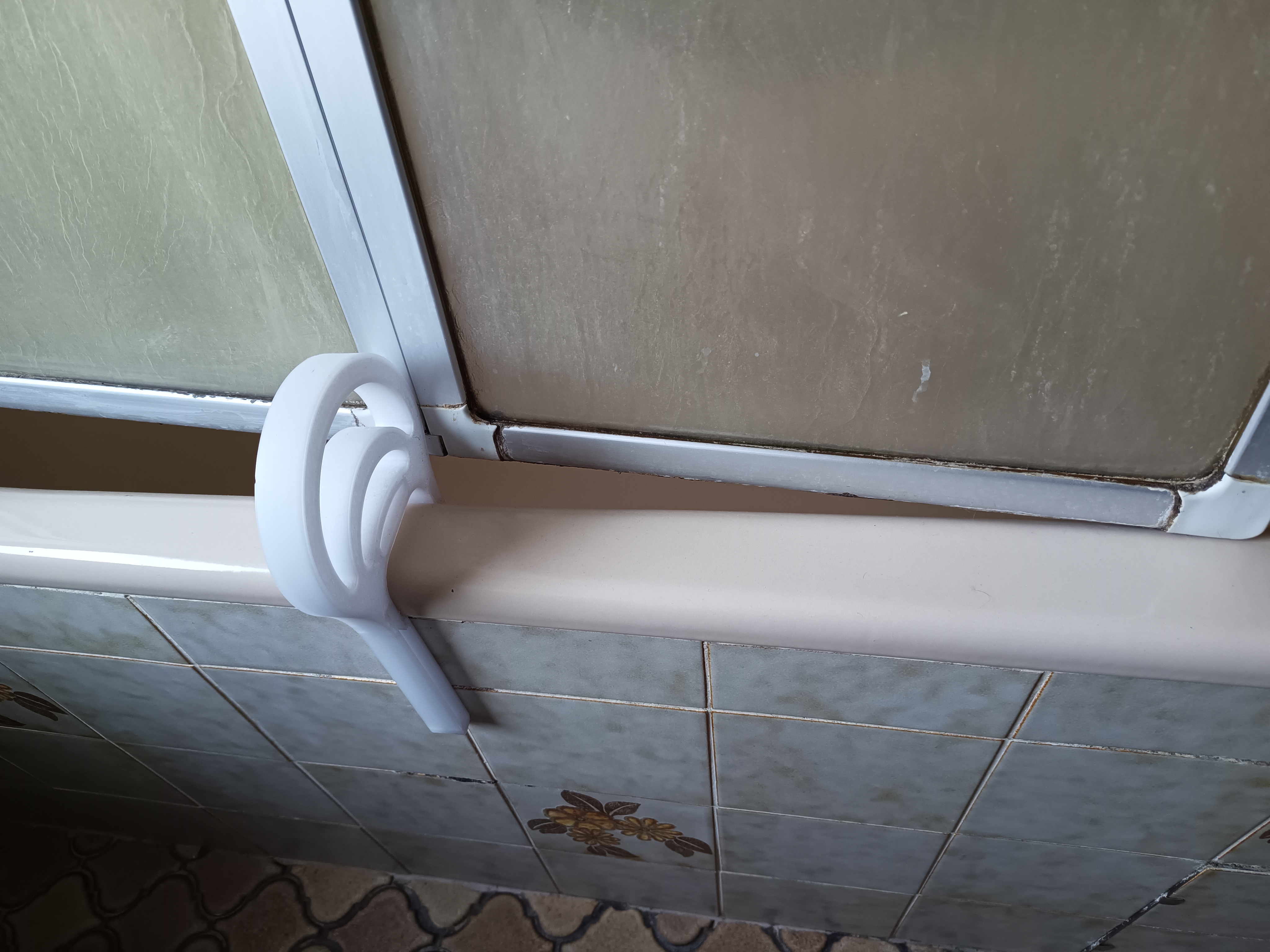 Duschwandstopper und Badewannengriff